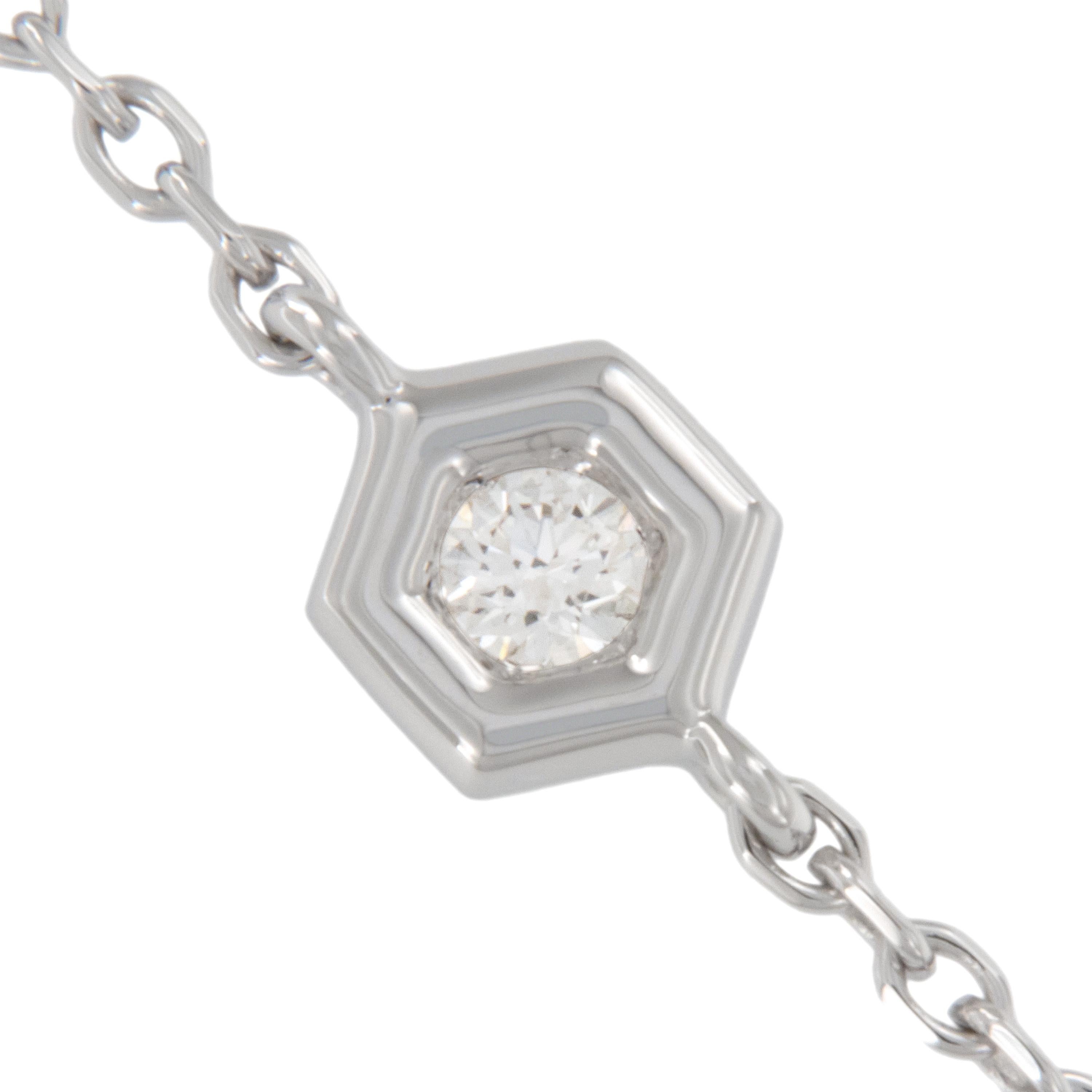 Cet adorable bracelet en or blanc 18 carats à un diamant abeille présente un diamant RBC de 0,05 ct serti dans une lunette en forme de nid d'abeille et mesure 6,5