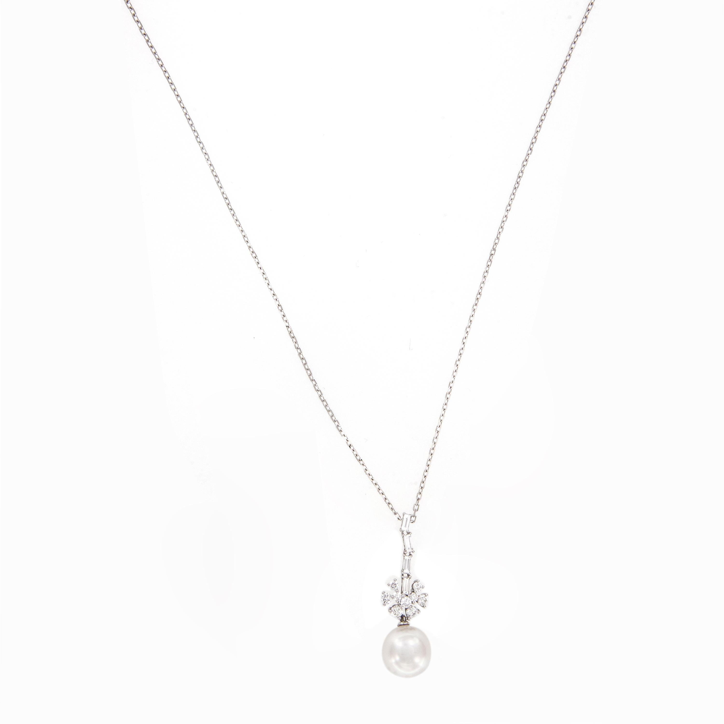 Conosciute per il loro splendore interiore e l'affascinante lucentezza satinata, oltre a essere le perle di coltura più rare e più grandi, le perle dei Mari del Sud sono ambite da sempre. Realizzata con maestria in oro bianco 18 carati, questa