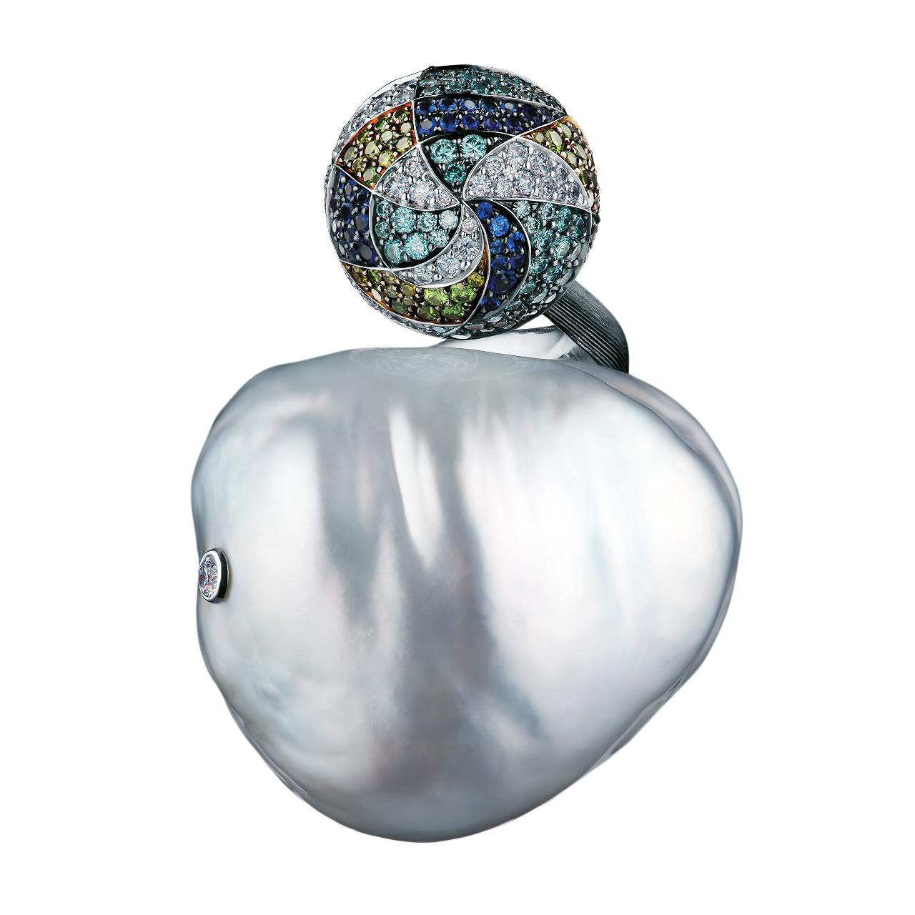 -- 96 Round Diamonds – 0.65 ct, D-F/Fl-VVS
- 100 Round Green Diamonds – 0.71 ct
- 111 Round Blue Diamonds – 0.84 ct
- 101 Round Sapphires– 0.87 ct
- 1 White South Sea Baroque pearl 27.53*25.65*24.40 mm
- 18K White Gold 
- Weight: 28.49 g
- Size: