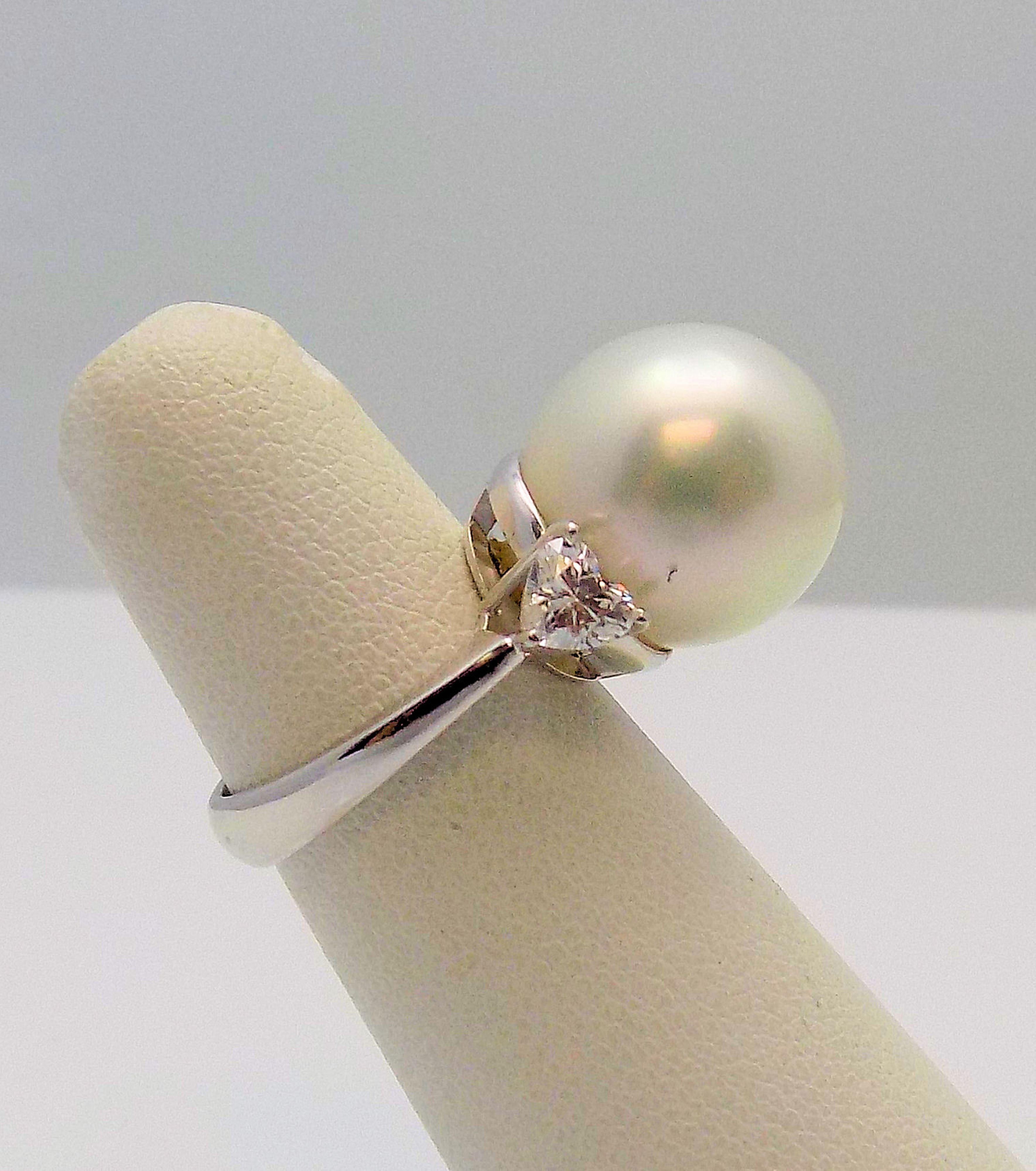 18 Karat White Gold South Sea Cultured Pearl and Diamond Ring In Excellent Condition For Sale In Dallas, TX