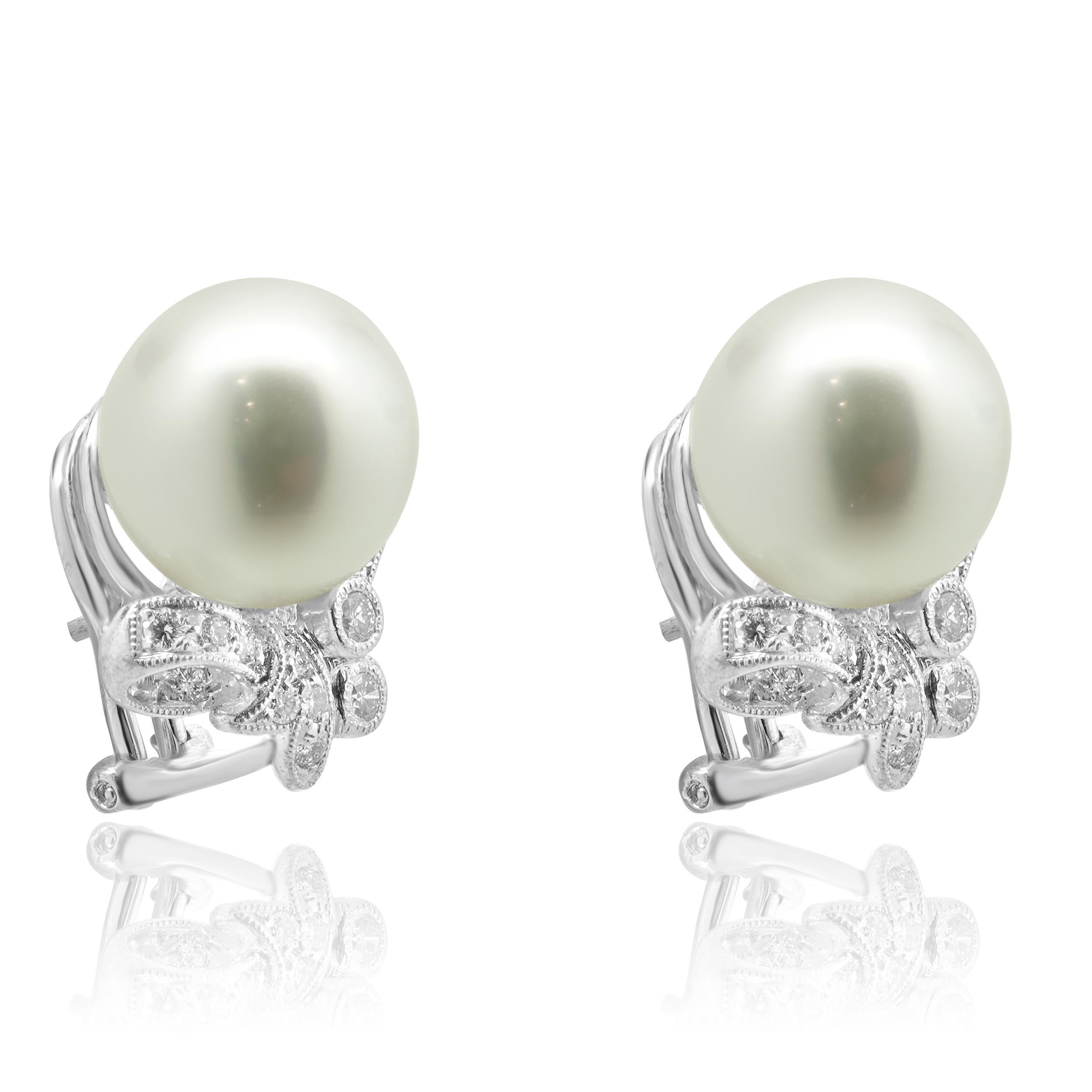 Taglio rotondo 18 Karat White Gold South Sea Pearl and Diamond Bow Earrings