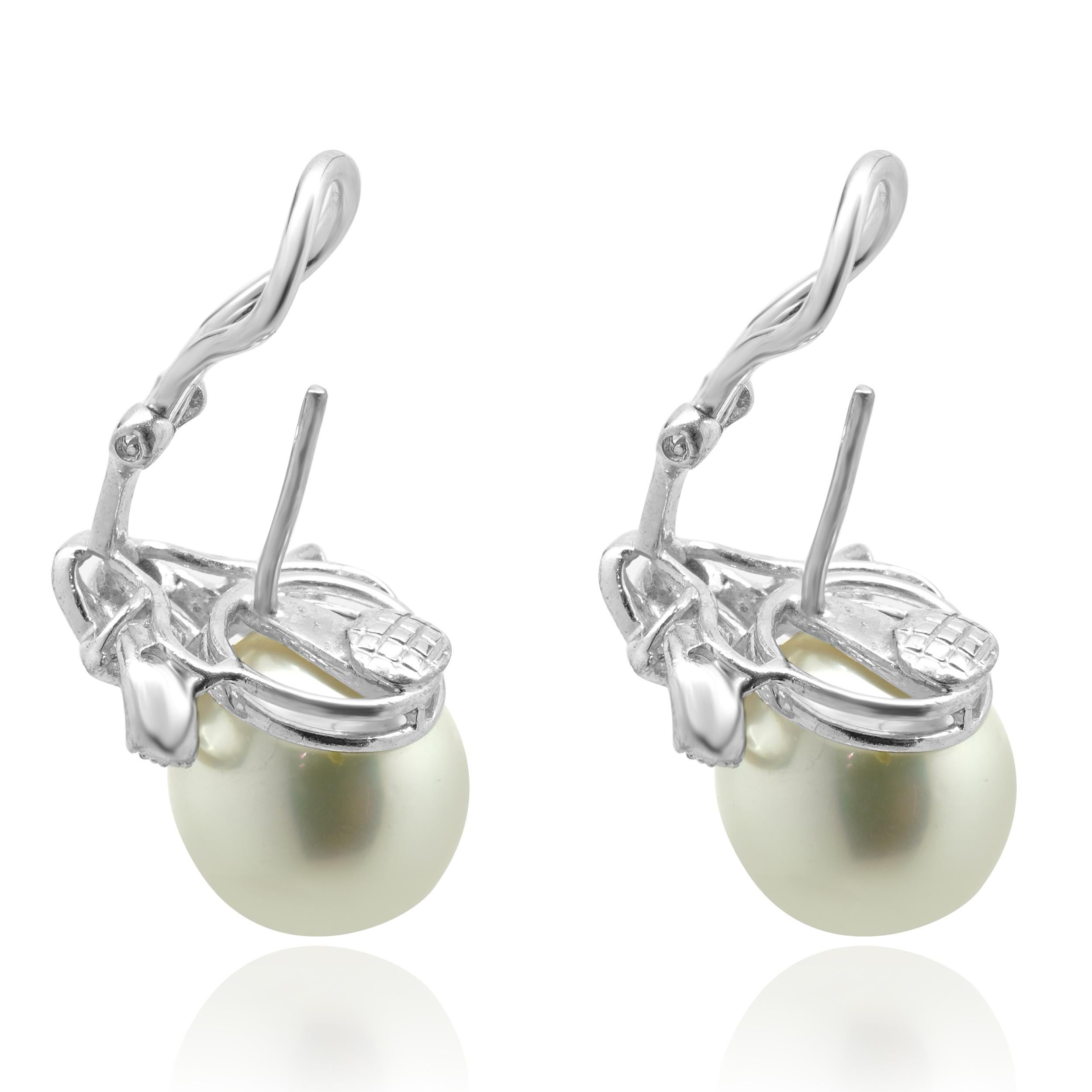 18 Karat White Gold South Sea Pearl and Diamond Bow Earrings In condizioni ottime a Scottsdale, AZ