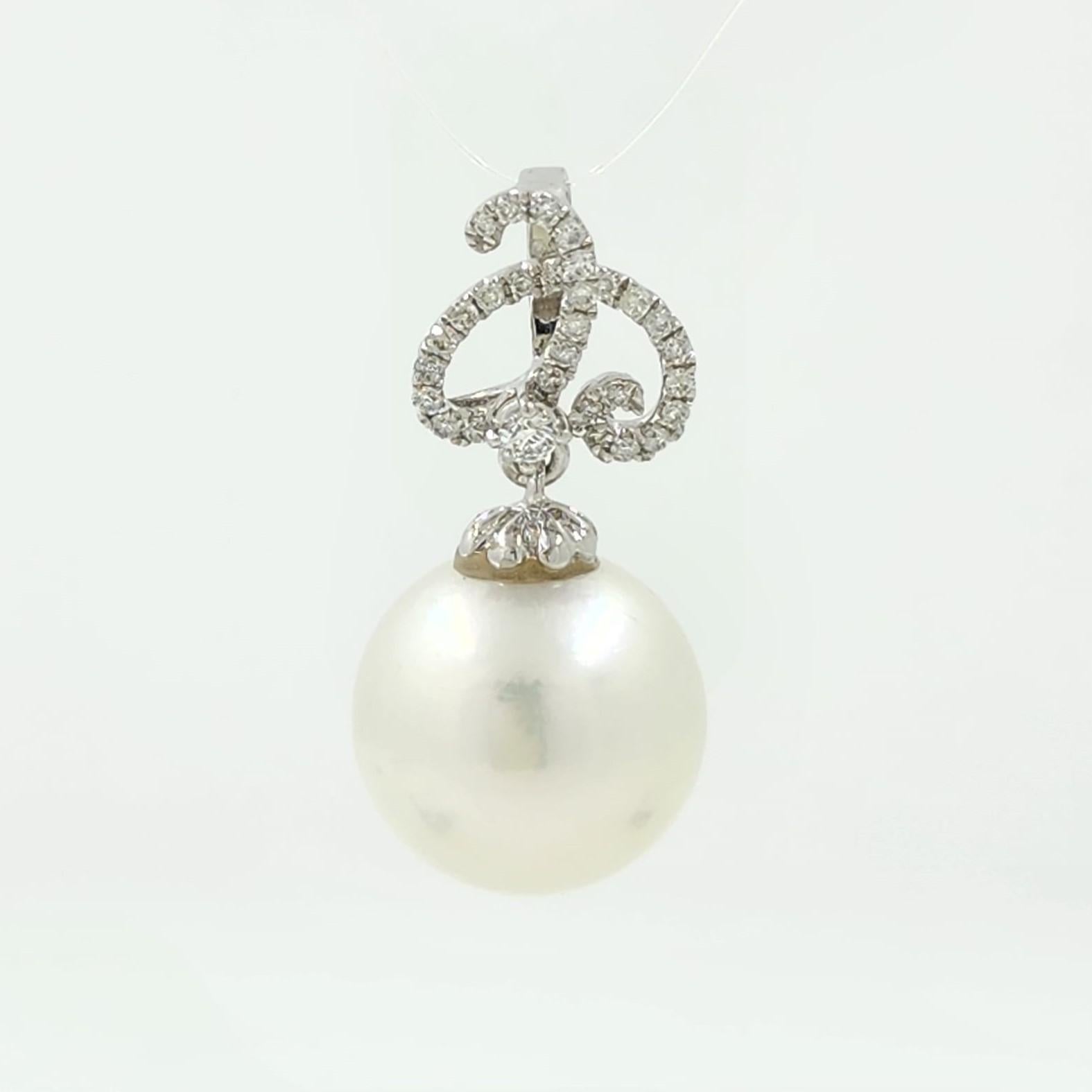 Le pendentif en or blanc 18 carats perles des mers du Sud et diamants est un superbe bijou qui respire la sophistication et le luxe. Sa pièce maîtresse est une magnifique perle des mers du Sud de 12,5 mm, connue pour son éclat lustré et son charme