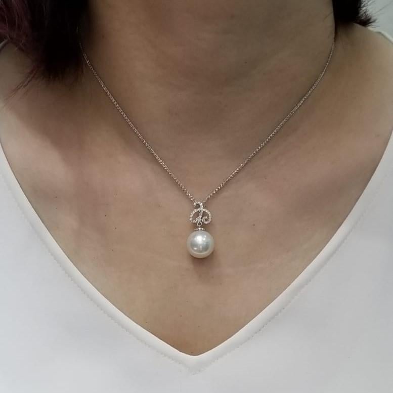 Contemporain Pendentif en or blanc 18 carats avec perles des mers du Sud en vente