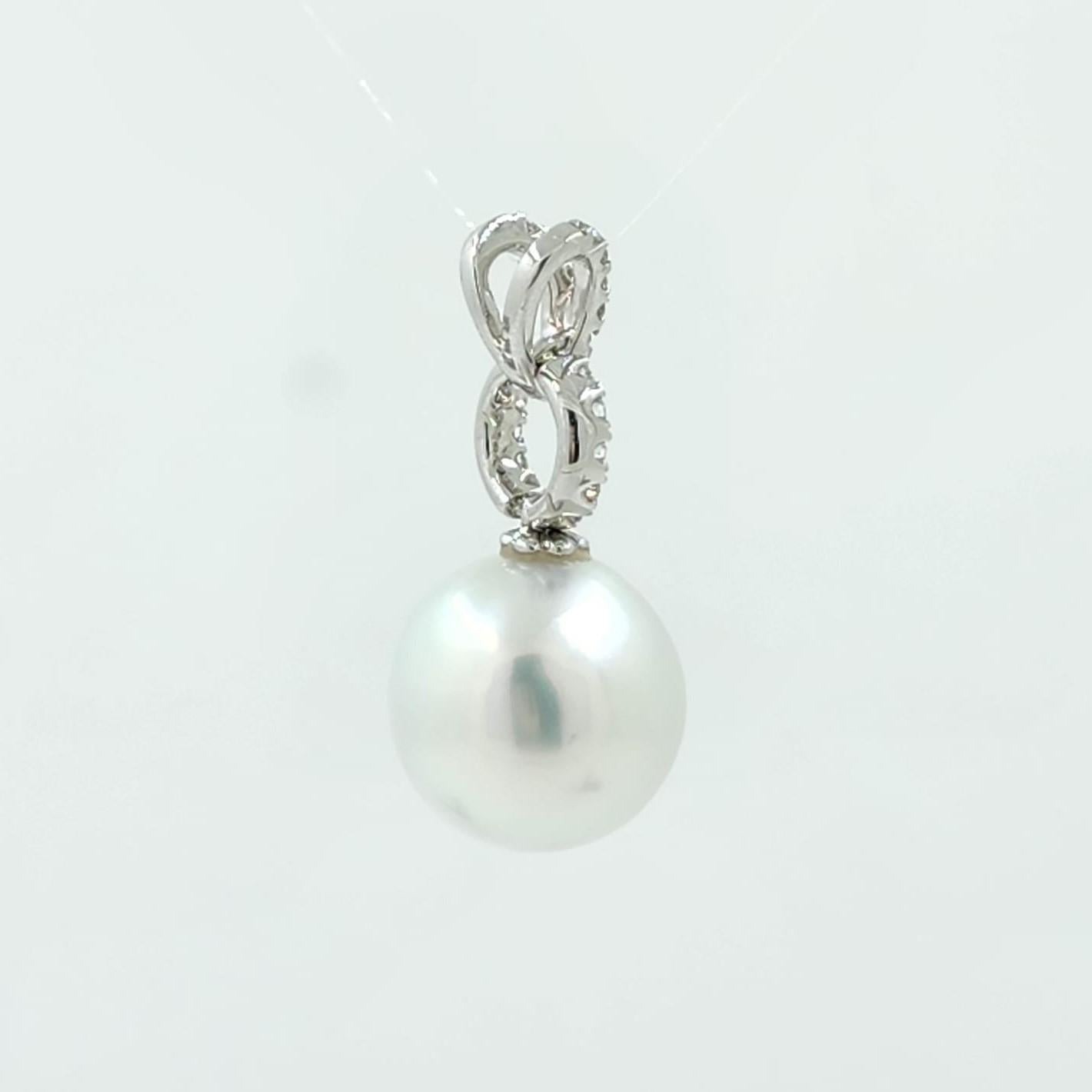 Contemporain Pendentif en or blanc 18 carats avec perles des mers du Sud en vente