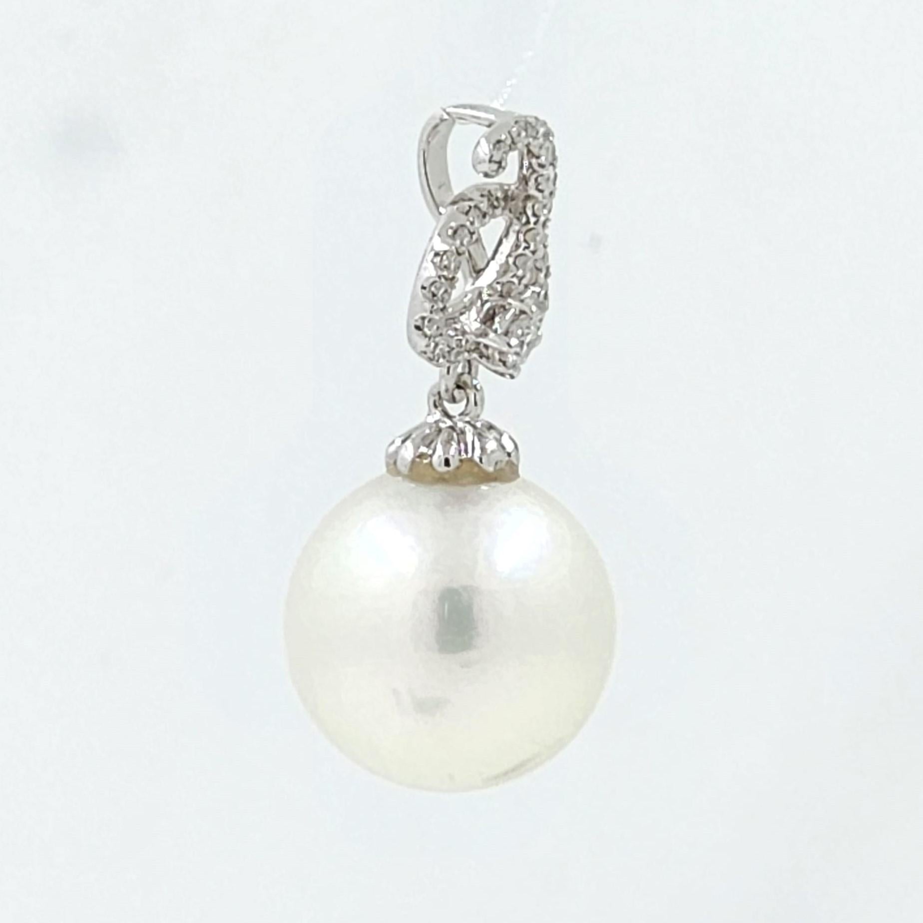 Pendentif en or blanc 18 carats avec perles des mers du Sud Neuf - En vente à Hong Kong, HK