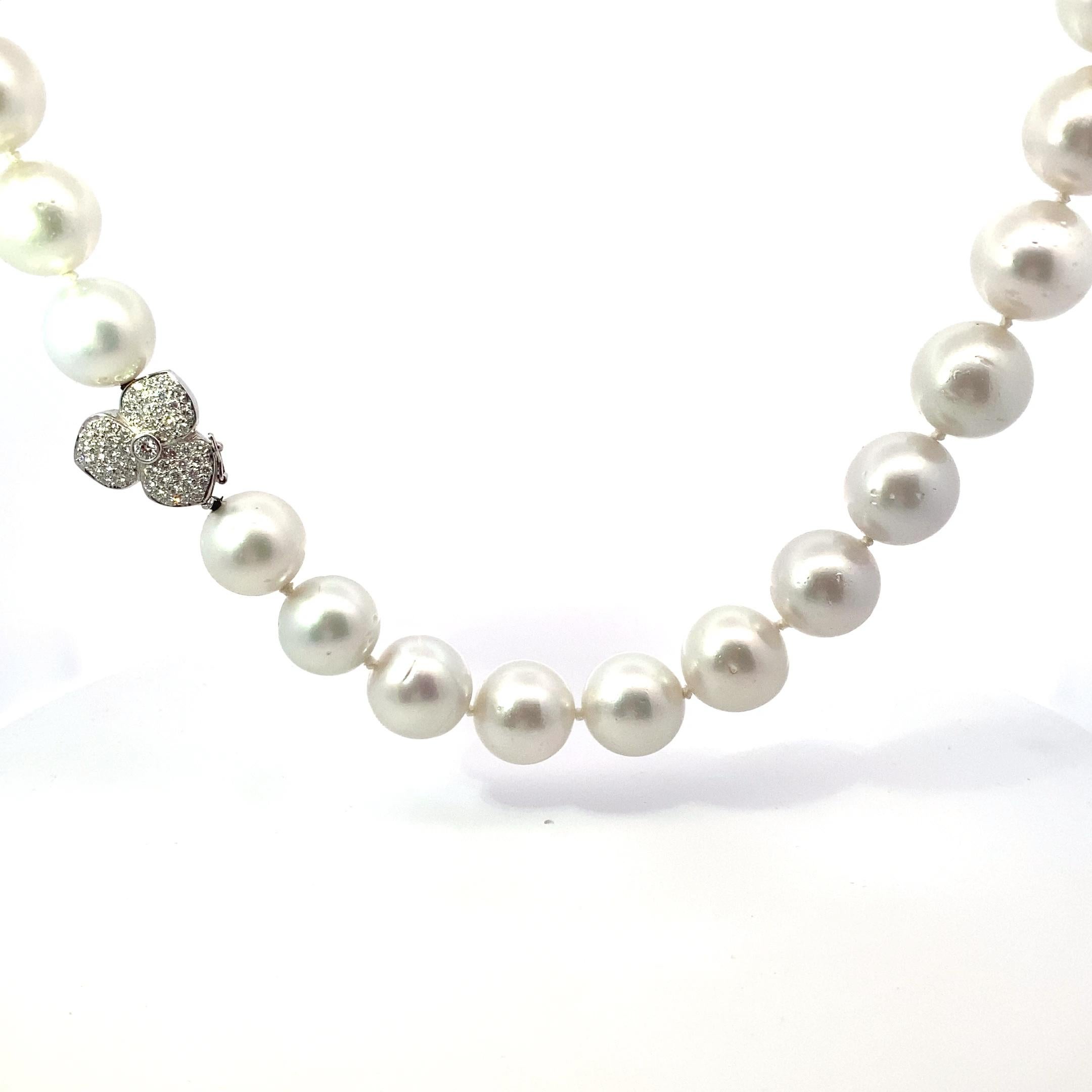 18 Karat White Gold South Sea Pearls and Diamond Necklace In Excellent Condition For Sale In Palm Desert, CA