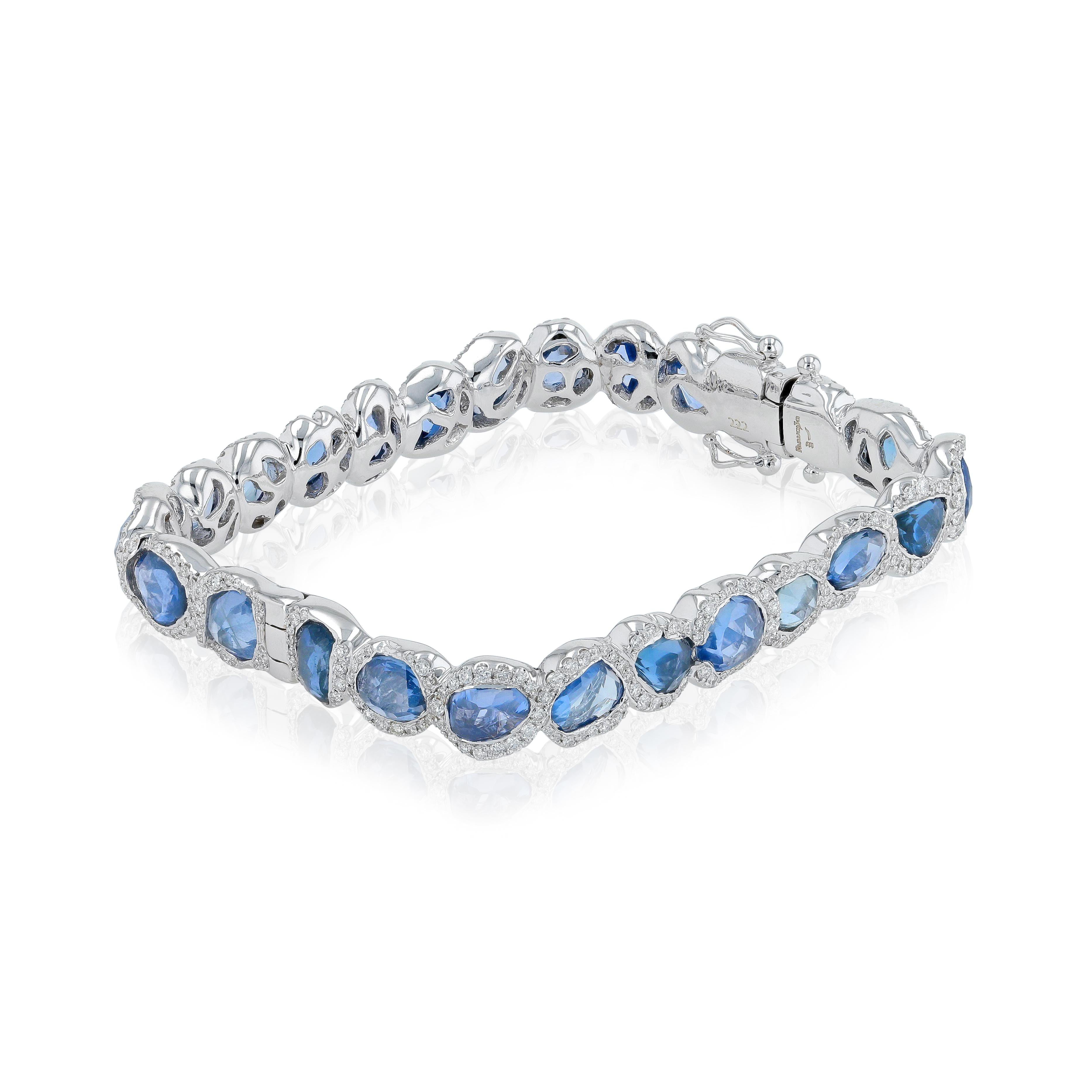 18 Karat White Gold Square Bangle with Blue Sapphires In New Condition For Sale In Abu Dhabi, Abu Dhabi