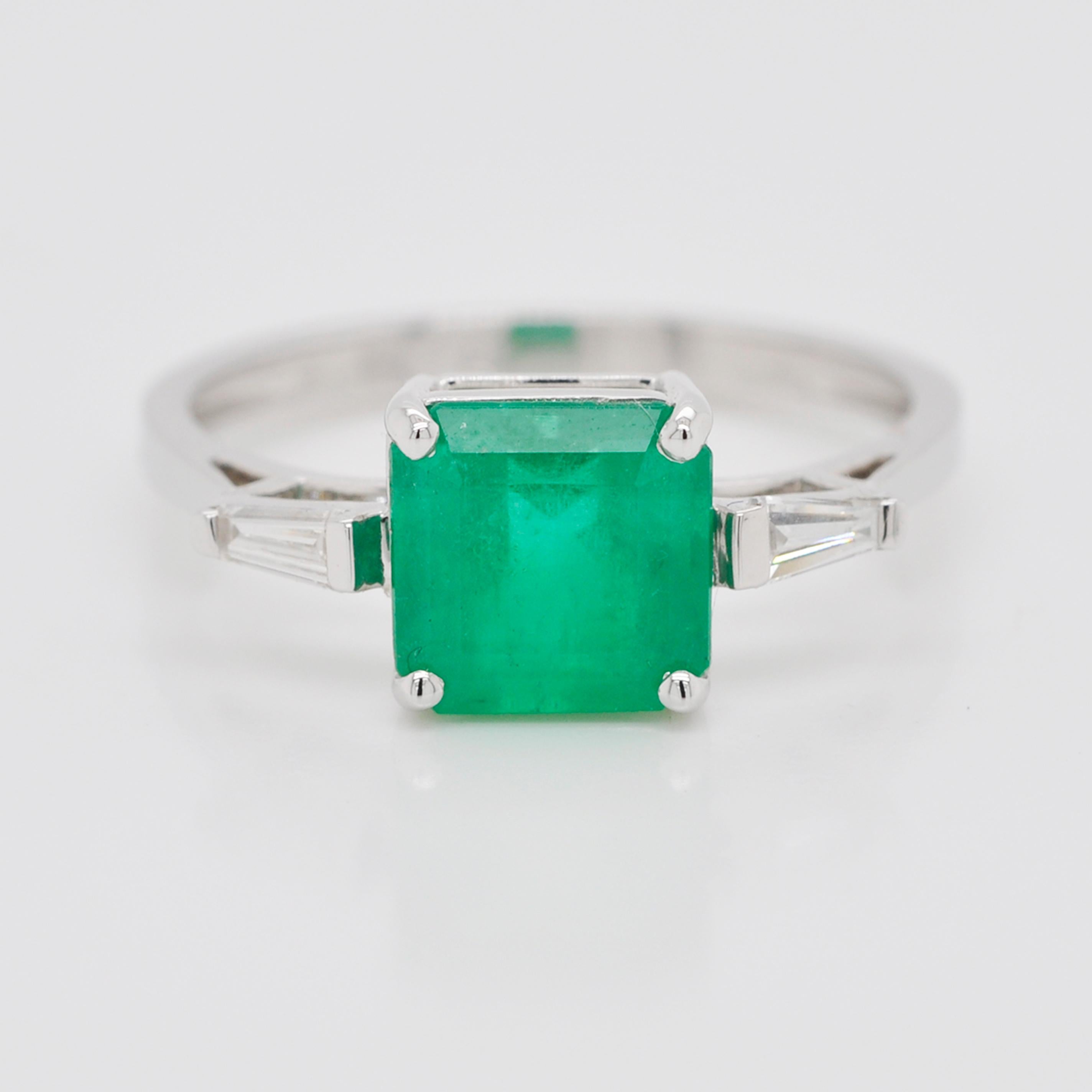 18 Karat White Gold 7.5mm Square Colombian Emerald Diamond Contemporary Ring 2