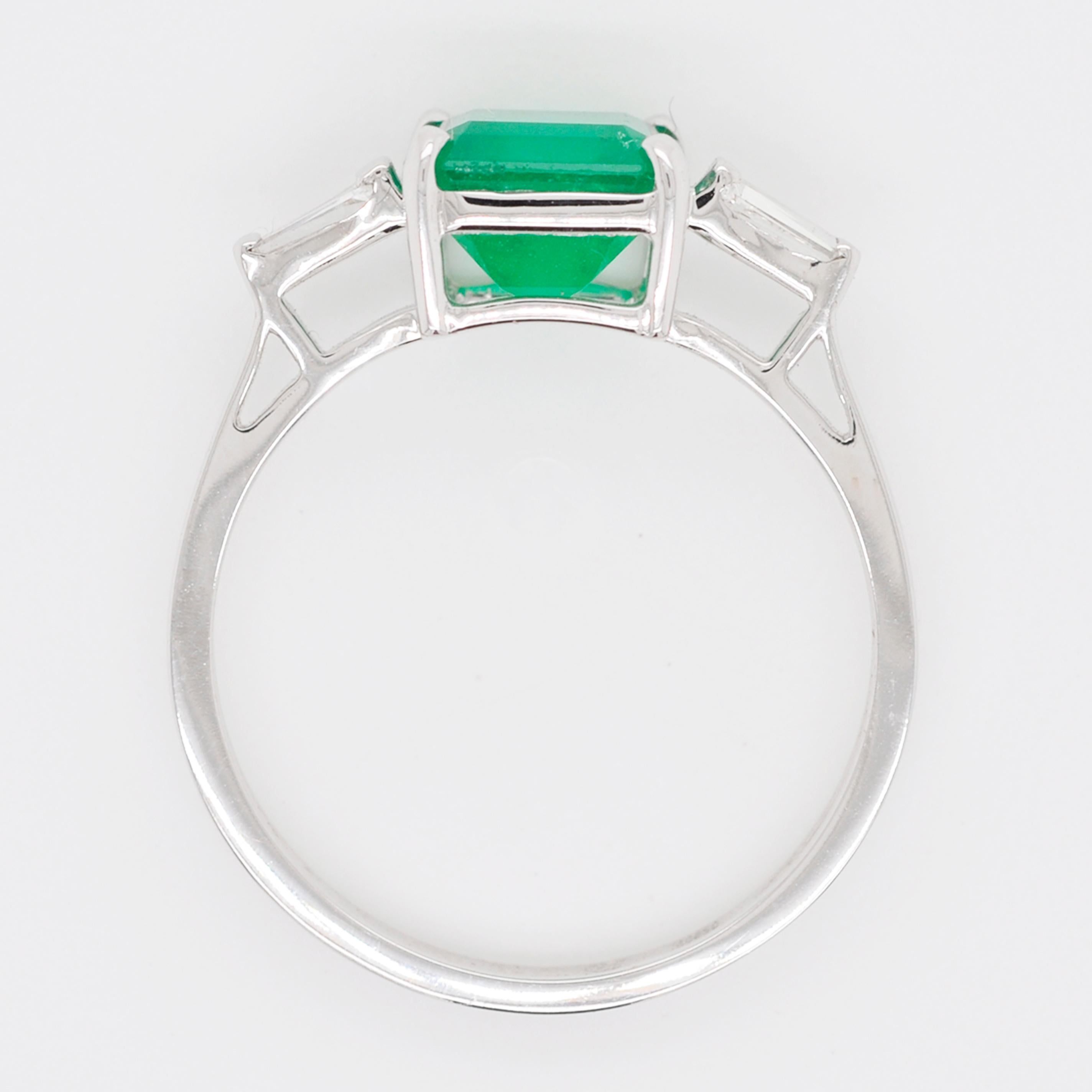 18 Karat White Gold 7.5mm Square Colombian Emerald Diamond Contemporary Ring 7