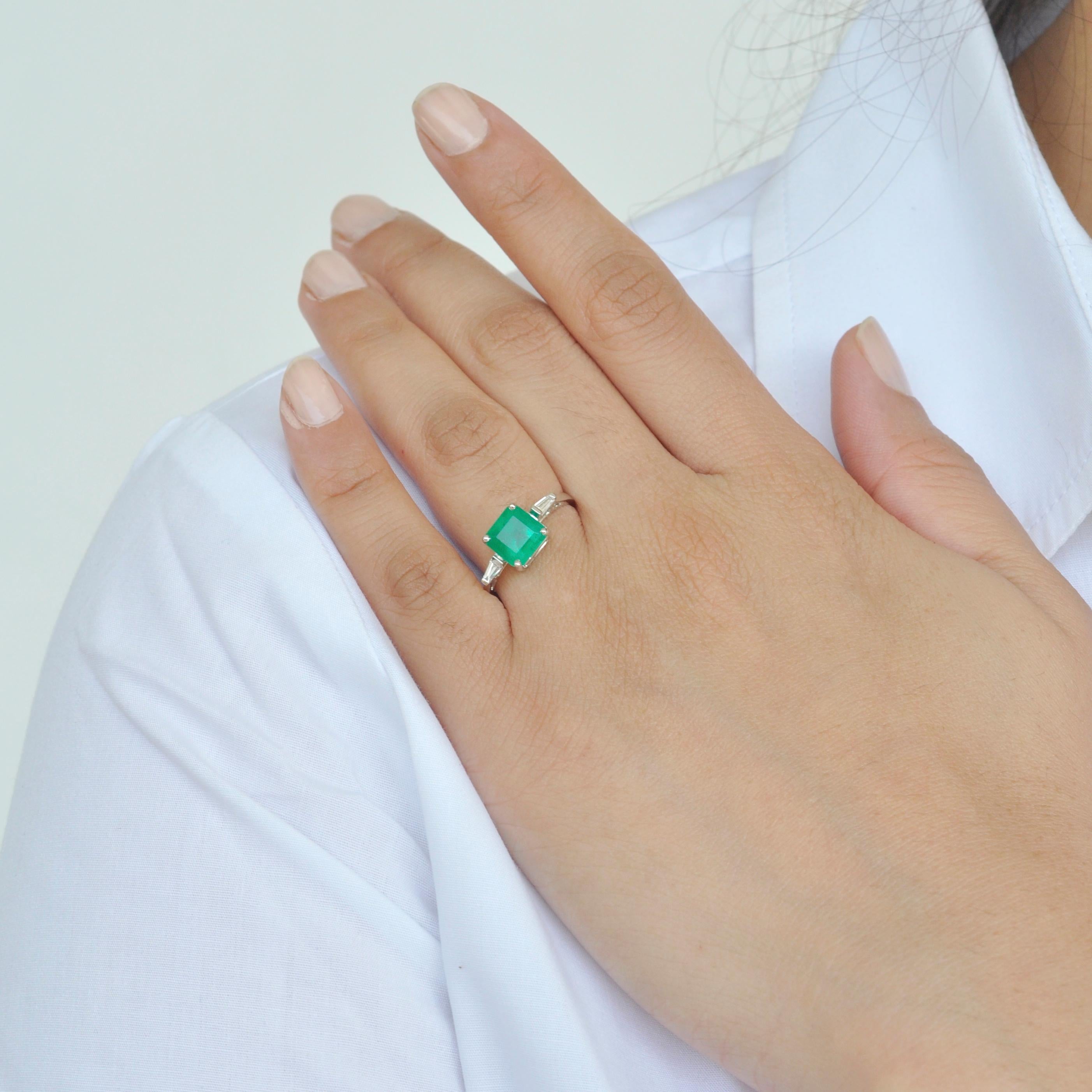 Square Cut 18 Karat White Gold 7.5mm Square Colombian Emerald Diamond Contemporary Ring