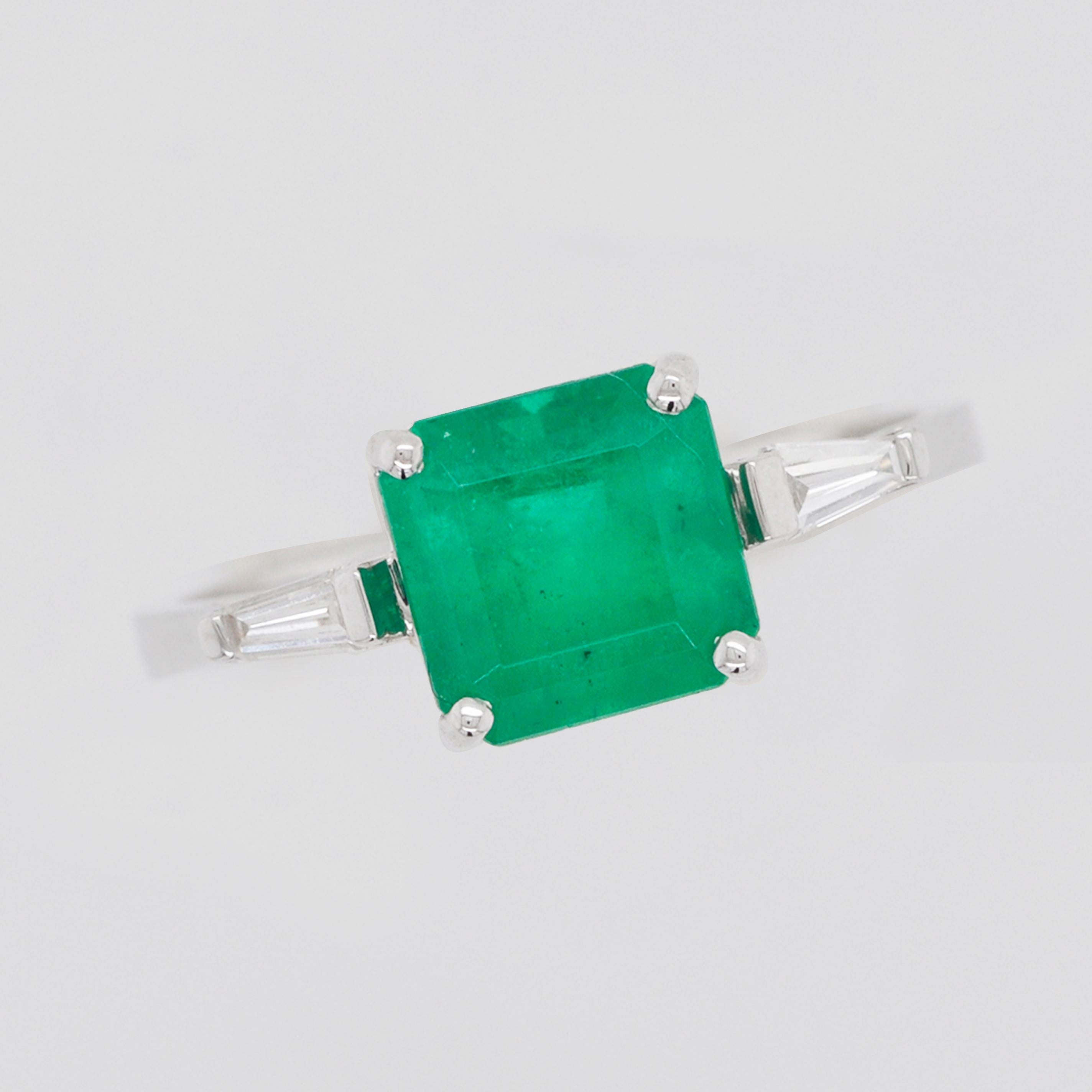 18 Karat White Gold 7.5mm Square Colombian Emerald Diamond Contemporary Ring In New Condition In Jaipur, Rajasthan