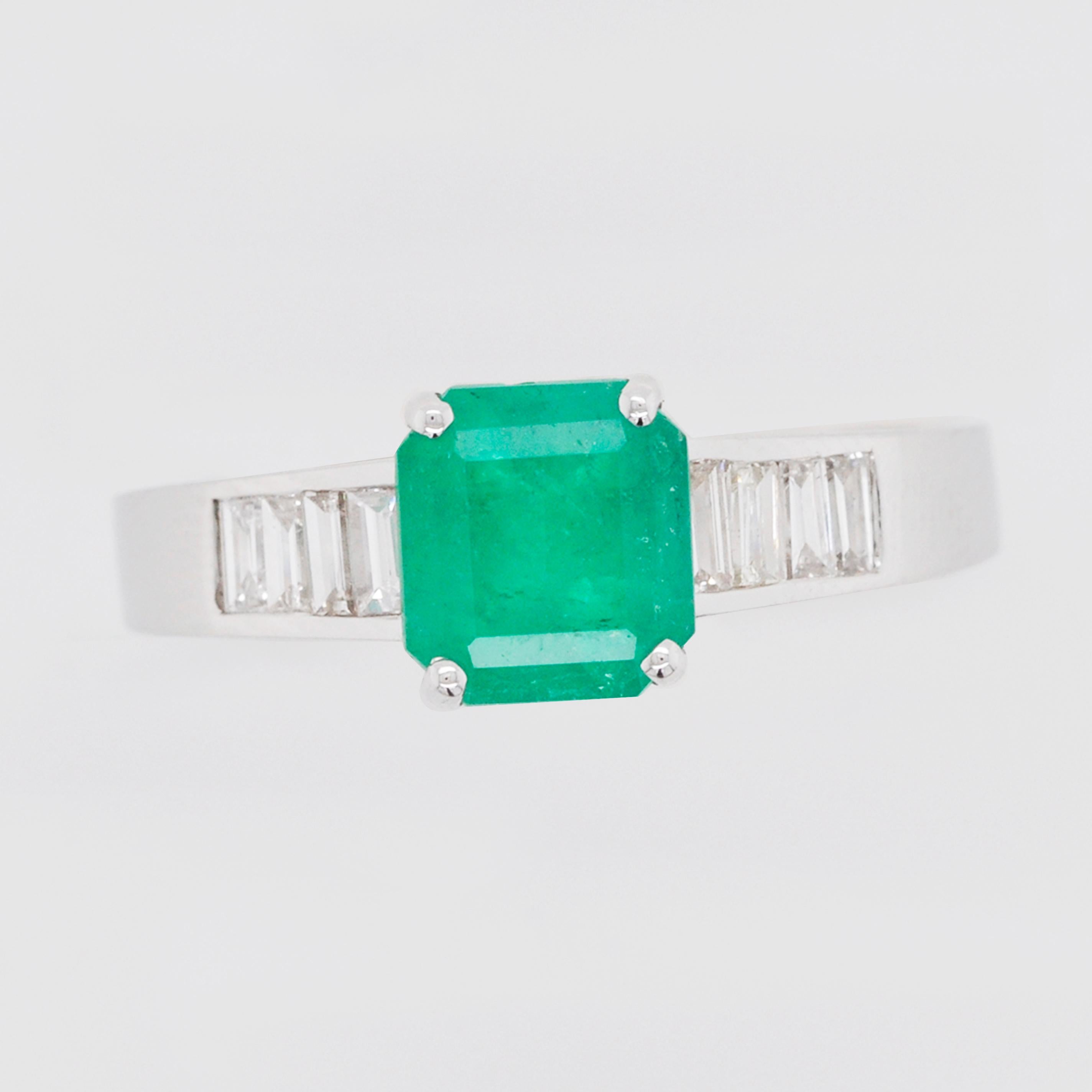 18 Karat White Gold 7.2x6.6mm Square Colombian Emerald Diamond Contemporary Ring 4