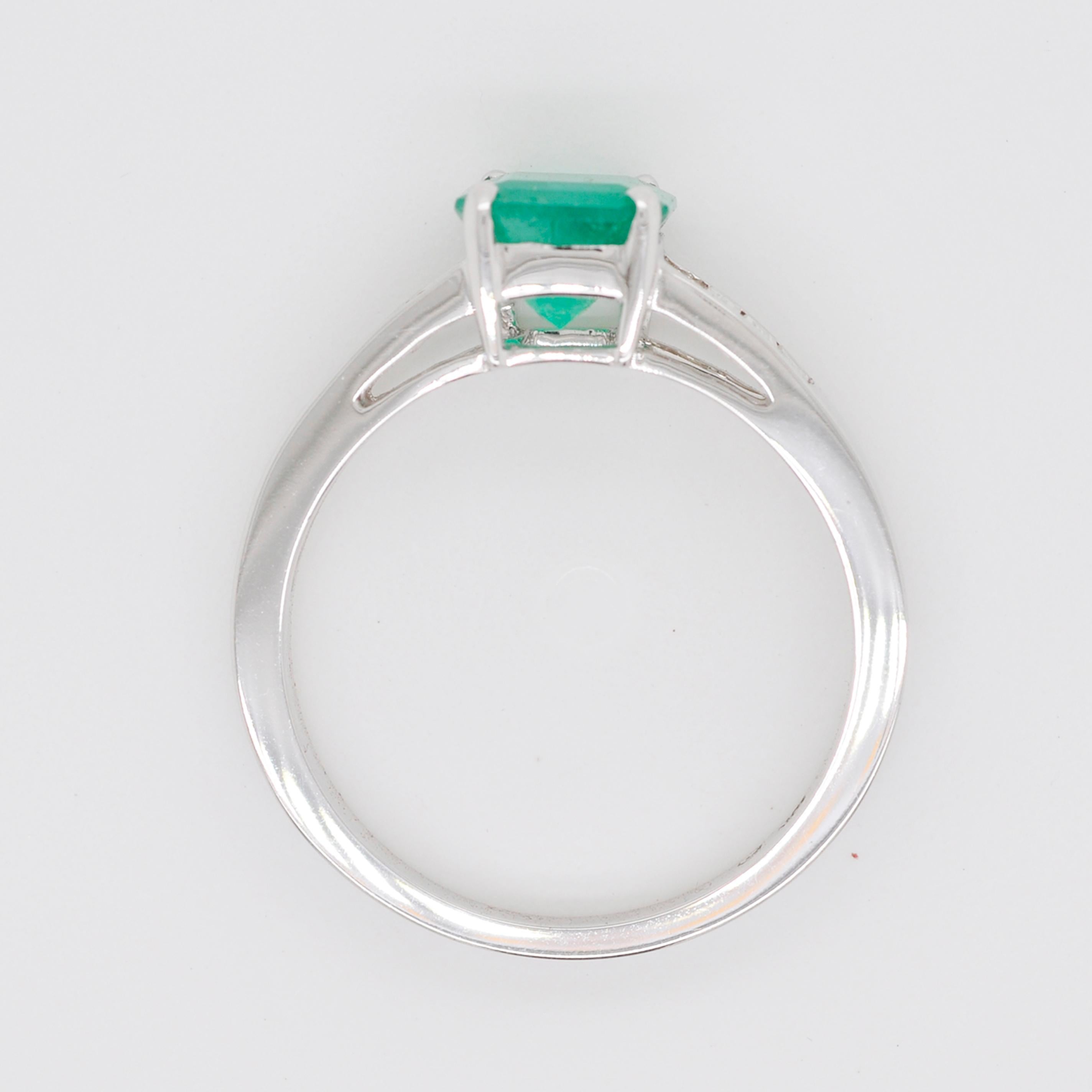 18 Karat White Gold 7.2x6.6mm Square Colombian Emerald Diamond Contemporary Ring 10