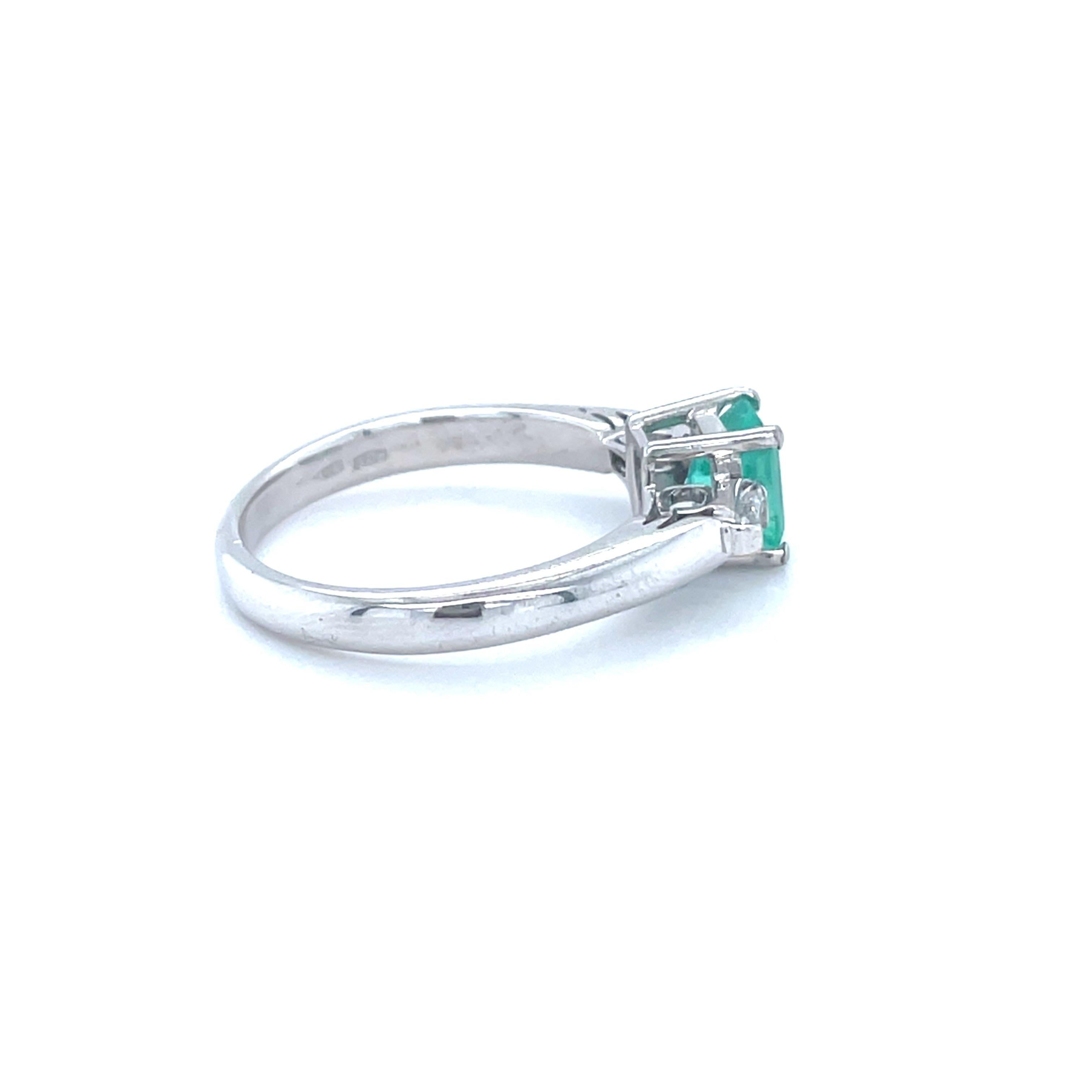 18 Karat White Gold Square Cut Emerald Baguette Diamond Cocktail Ring In New Condition For Sale In Monte-Carlo, MC