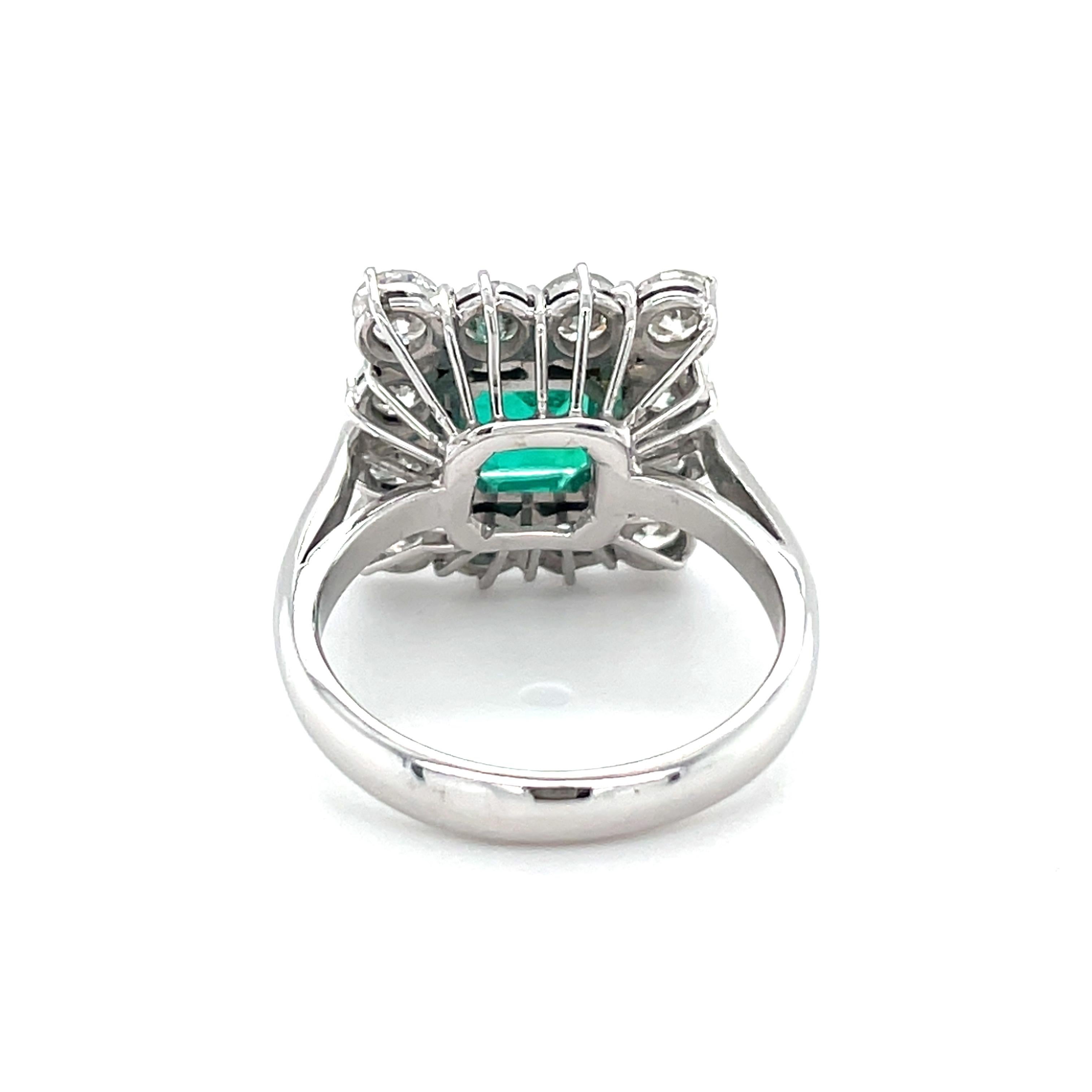 18 Karat White Gold Square Cut Emerald Diamond Cocktail Ring In New Condition For Sale In Monte-Carlo, MC