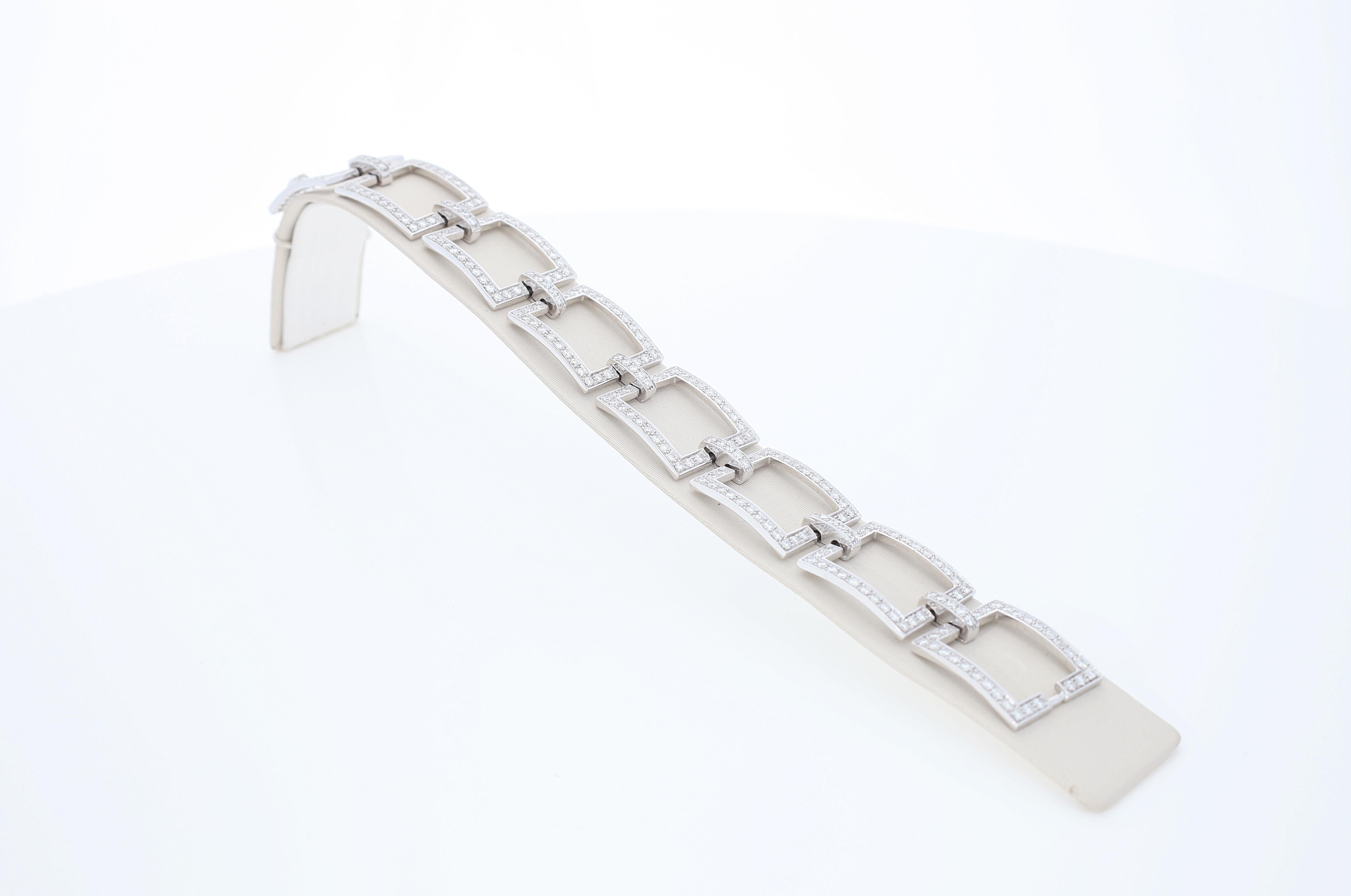 The bracelet is made up of eight rectangular links on which 264 diamonds weighing a total of 4.95 ct are set. 
The closure is invisible so as not to interrupt the harmony of the design. 
The bracelet is in 18 Kt white gold. 
Its manufacture is