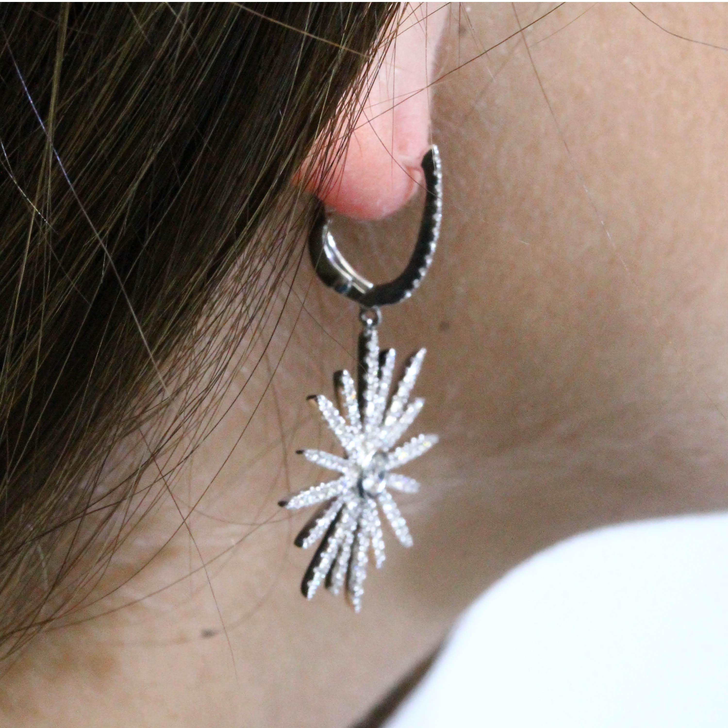 Round Cut 18 Karat White Gold Star Shaped Diamond Drop Dangle Earrings 1.68 Carat For Sale