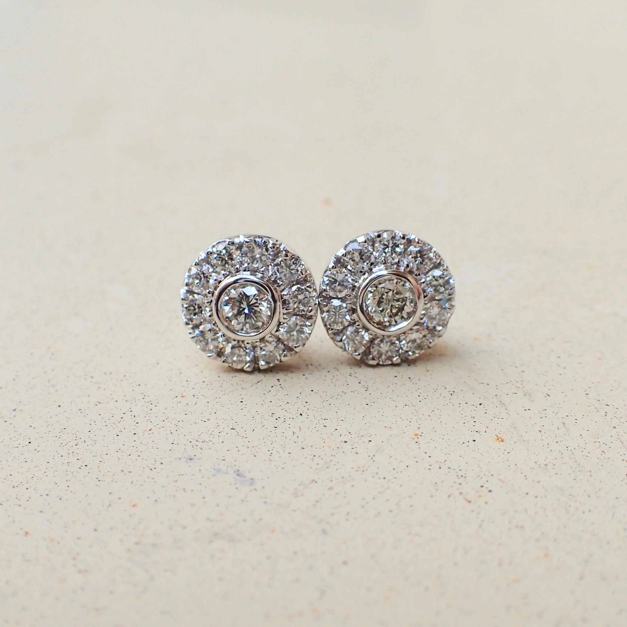 Round Cut 18 Karat White Gold Stud Earrings are Set with 0.42 Carat of Diamond For Sale