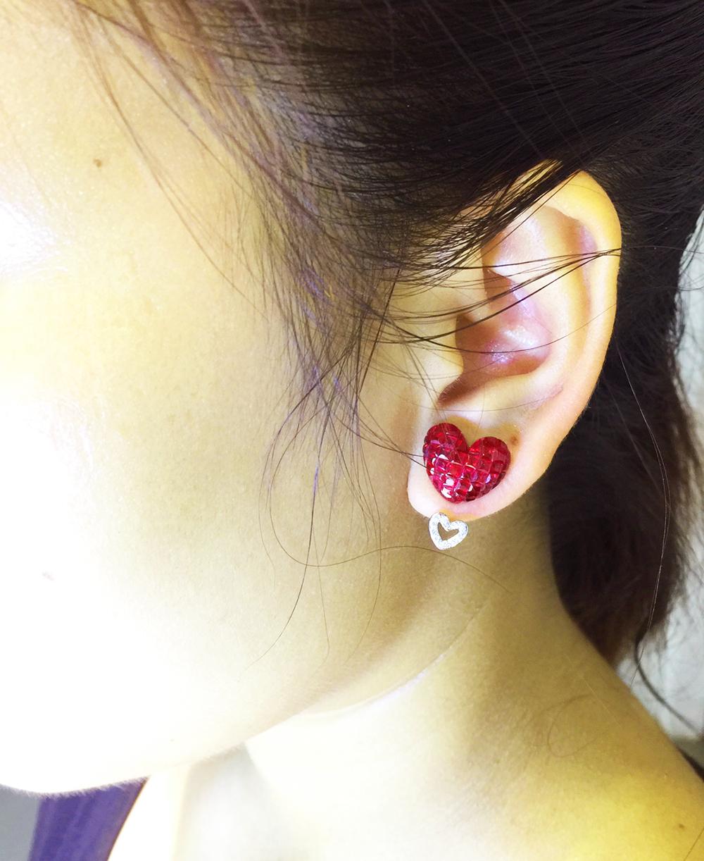 Ruby stud earrings design as modern style.This earrings is special design because you can wear as two way.
1.First you can wear with diamond in the bottom .
2.Second you can wear alone.
We will provide two kind of push back.But this design is