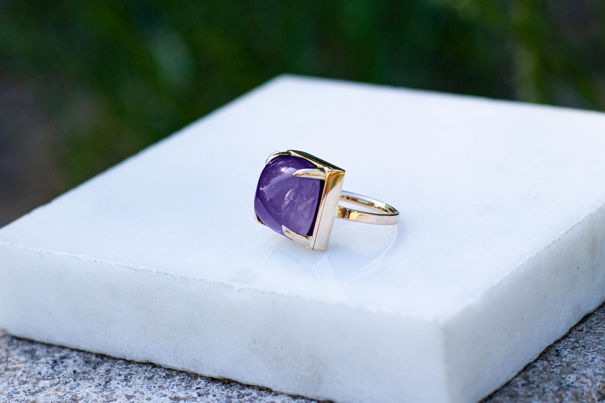 Women's or Men's Eighteen Karat White Gold Sugarloaf Purple Amethyst Engagement Ring For Sale