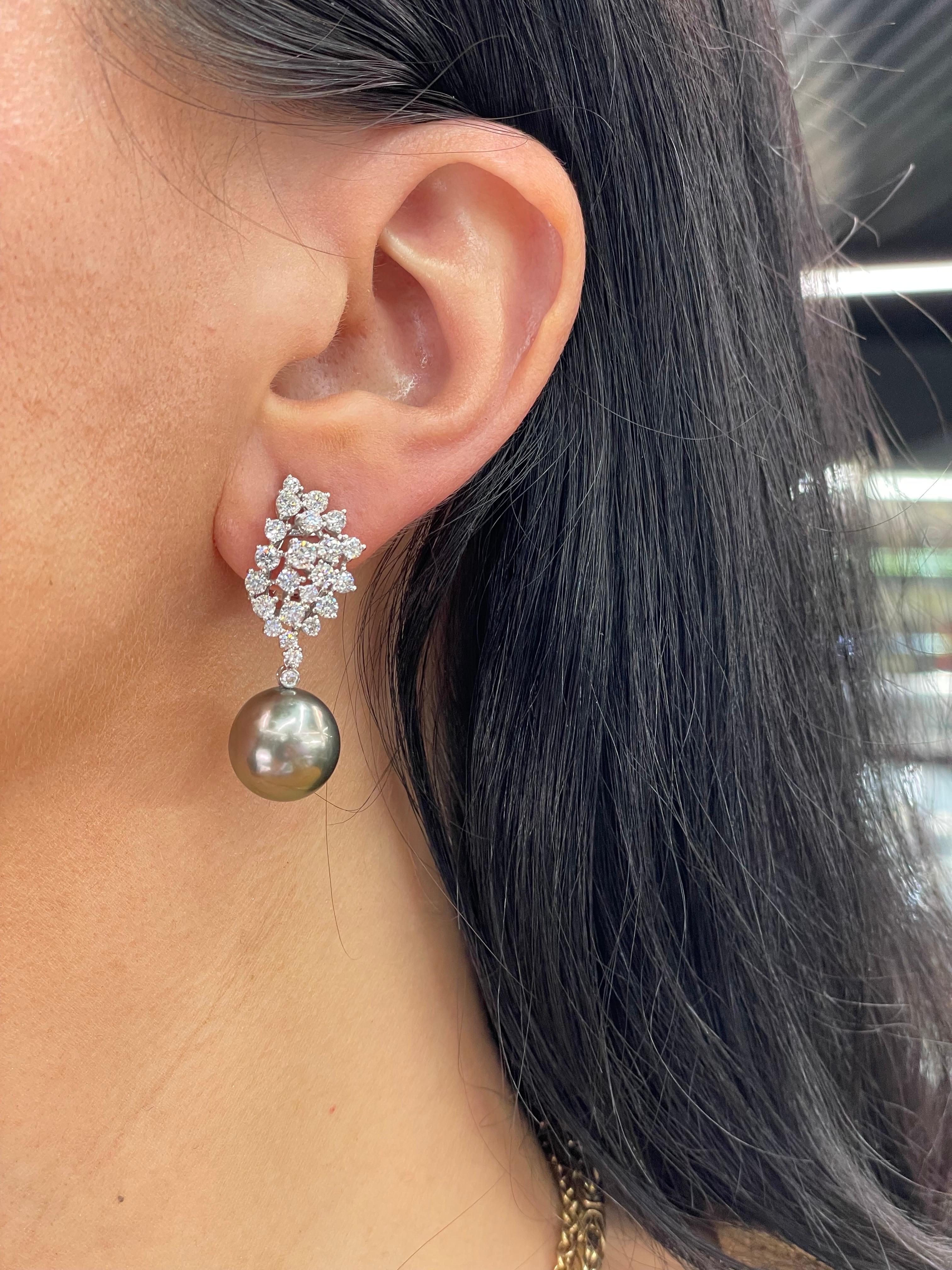 18 Karat White Gold drop earrings featuring a cluster of round brilliants weighing 2.70 carats and two Tahitian pearls measuring 13-14 MM
Color G-H
Clarity SI

Comes in South Sea, Golden & Pink Pearls
DM for more information & pricing 