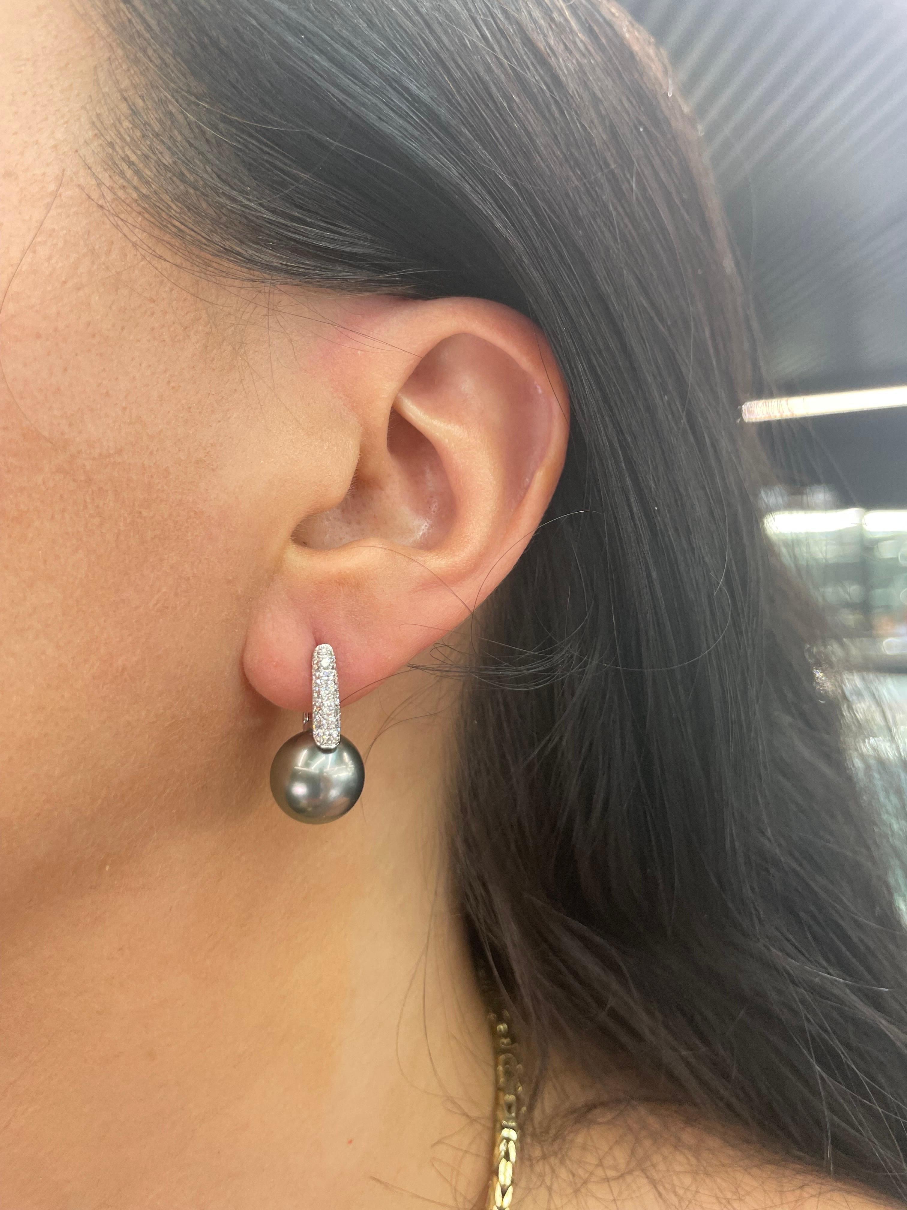 18 Karat White Gold drop earrings featuring 38 round brilliants weighing 0.61 carats with two Tahitian Pearls measuring 12-13 MM.
Color G-H
Clarity SI

Can be ordered in Gold South Sea, White South Sea or Pink Freshwater Pearls 