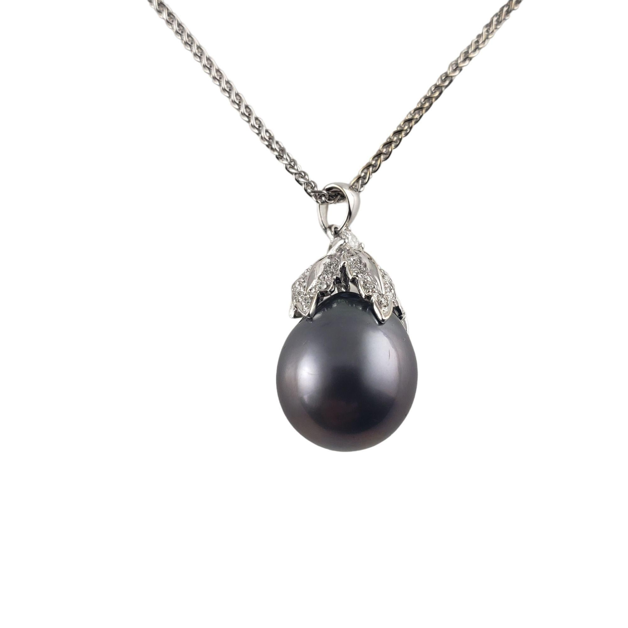 Vintage 18 Karat White Gold Tahitian Pearl and Diamond Pendant Necklace JAGi Certified-

This elegant pendant features one Tahitian pearl and 30 round brilliant cut diamonds set in classic 18K white gold. Suspends from a classic 18K white gold
