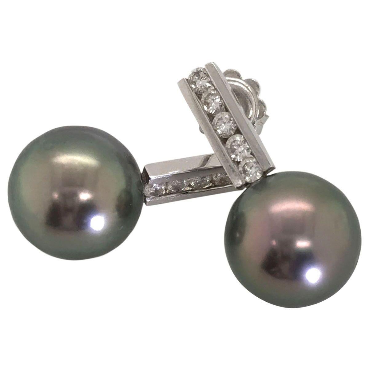 Tahitian pearls - don't they conjure up thoughts of tropical islands, clear turquoise waters and soft white sands. These pearls are from that exact spot, from the pristine pearl growing region of the Tahitian Islands. These beautiful pearls have a