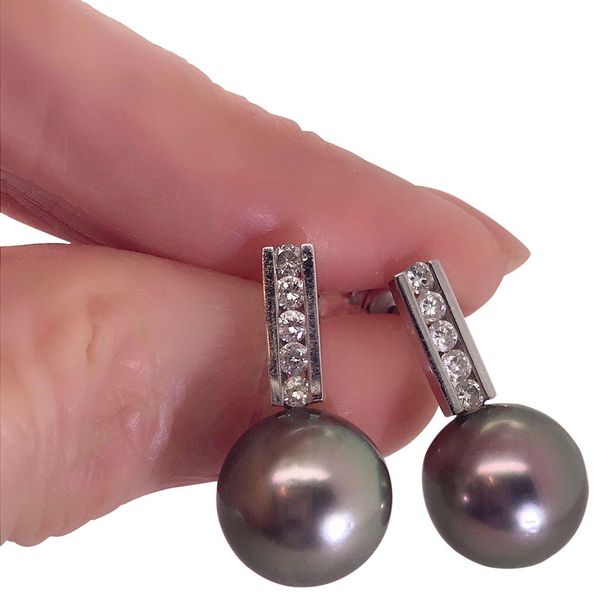 18 Karat White Gold Tahitian Pearl and Diamond Drop Earrings In New Condition For Sale In QLD , AU