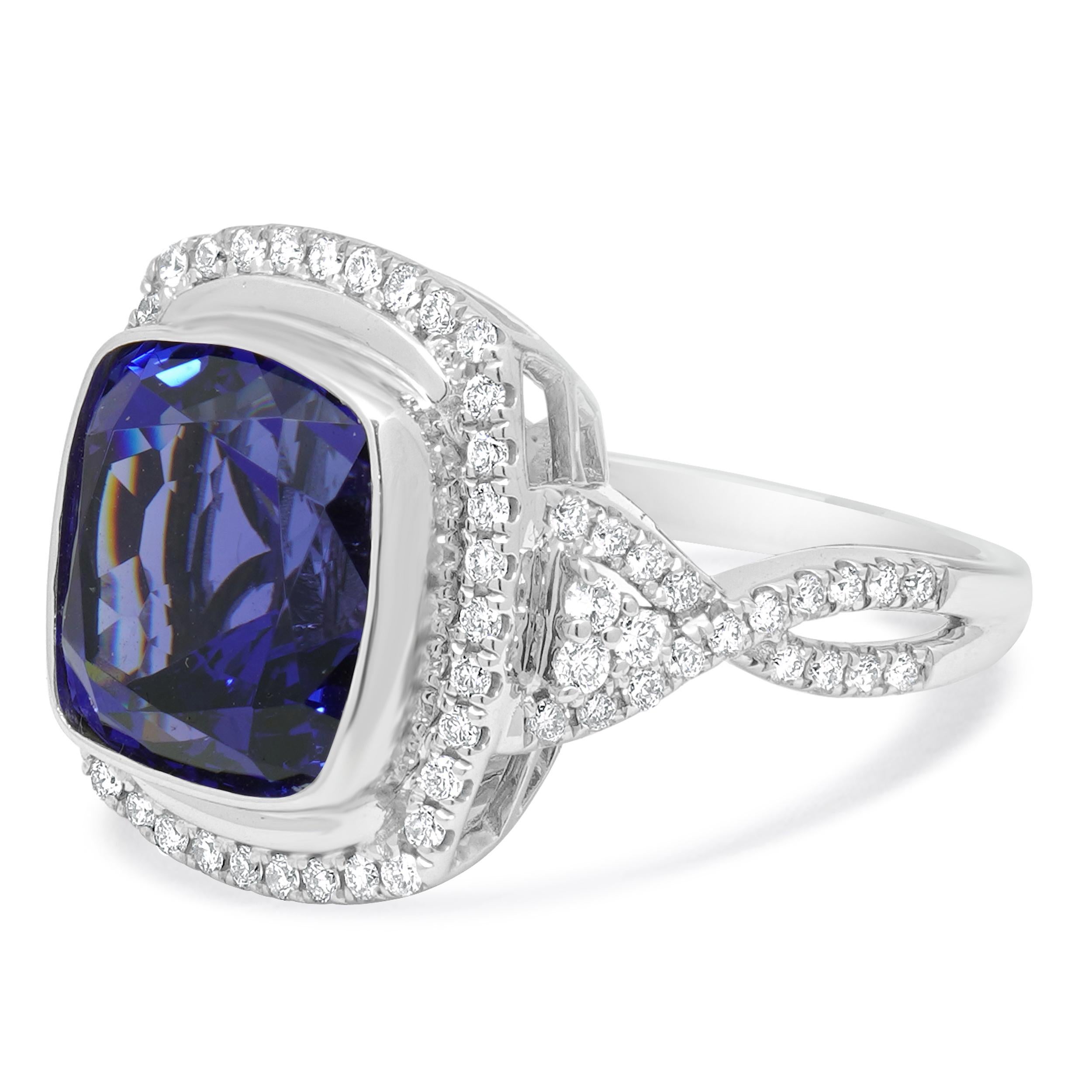 Taglio cuscino Anello Cocktail con tanzanite e diamanti in oro bianco 18 carati in vendita