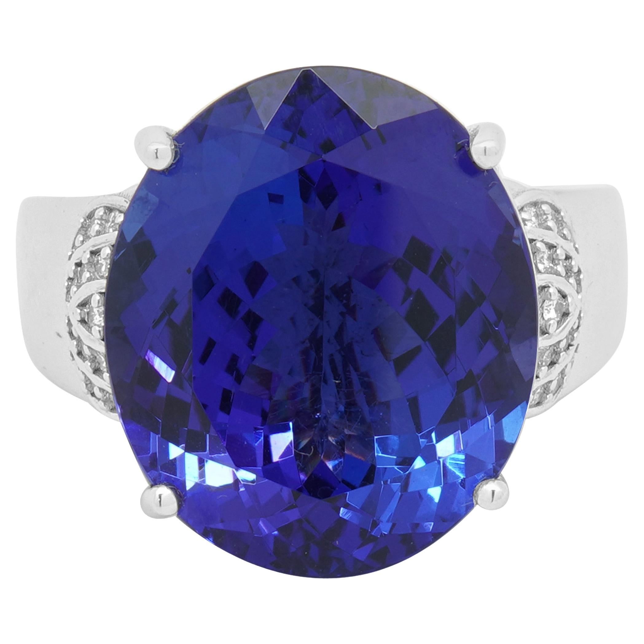 Cocktailring aus 18 Karat Weißgold mit Tansanit und Diamant
