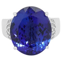 Cocktailring aus 18 Karat Weißgold mit Tansanit und Diamant