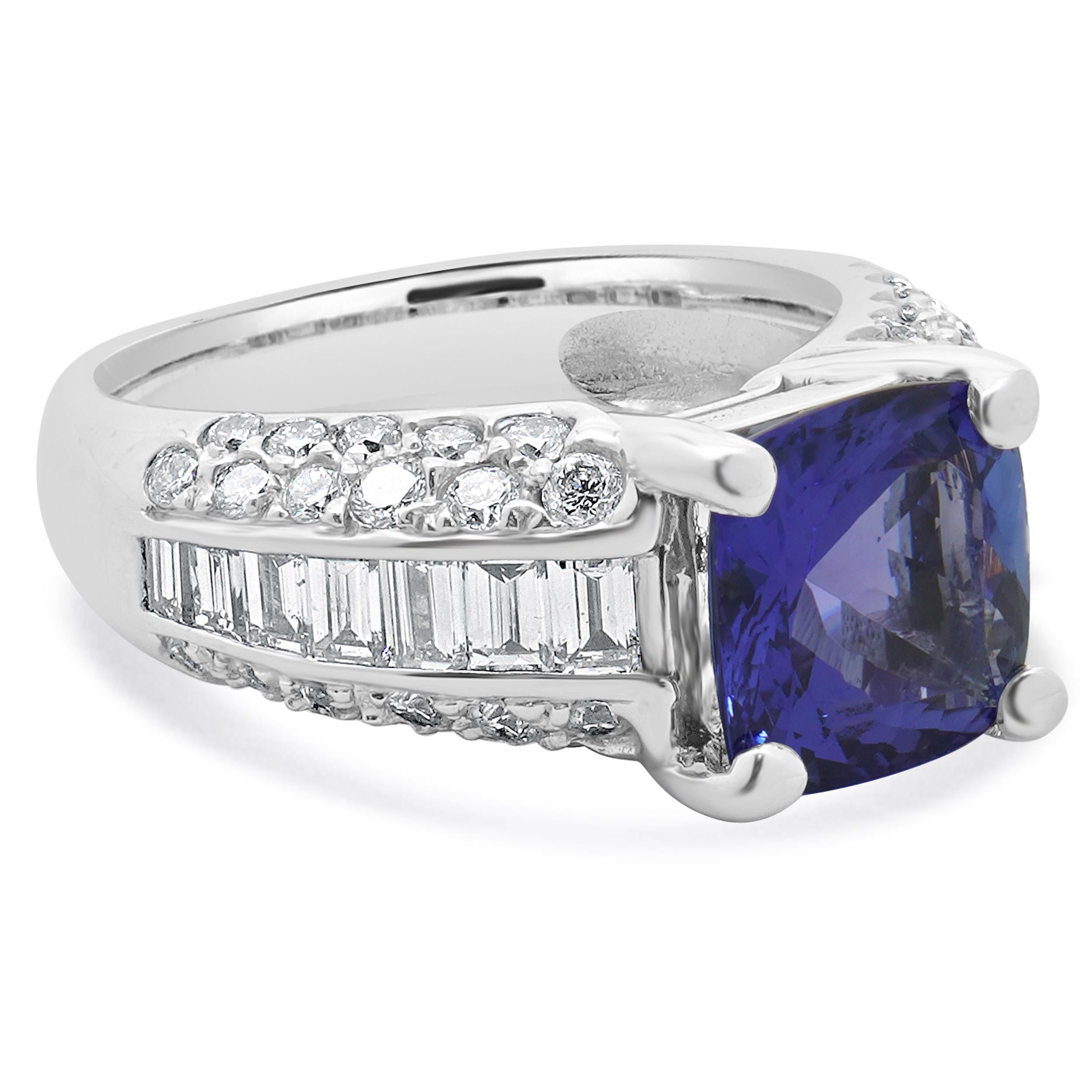 Taglio cuscino Anello con tanzanite e diamanti in oro bianco 18 carati in vendita