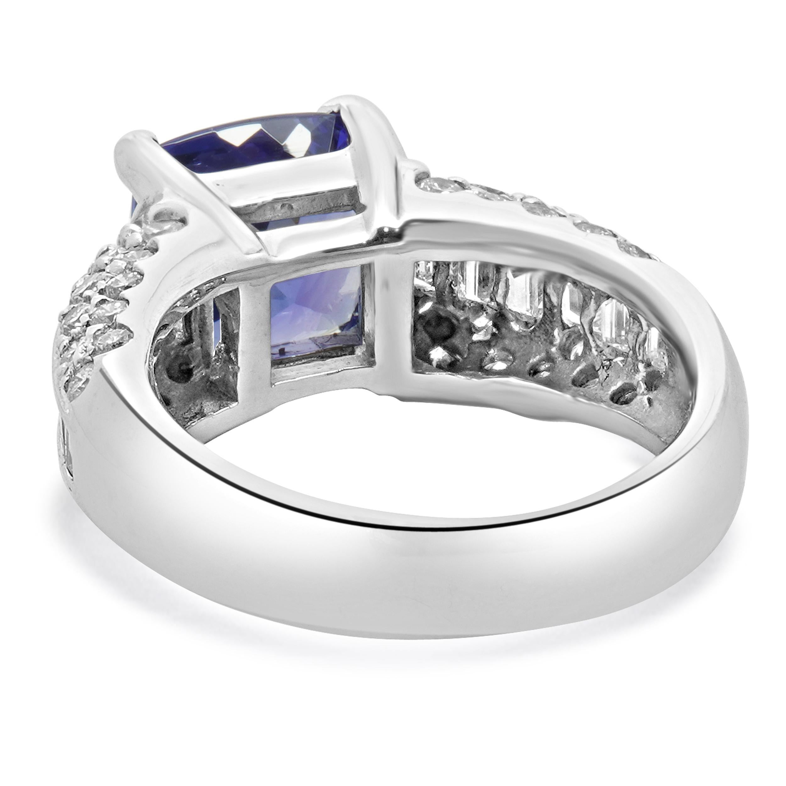 Anello con tanzanite e diamanti in oro bianco 18 carati In condizioni ottime in vendita a Scottsdale, AZ