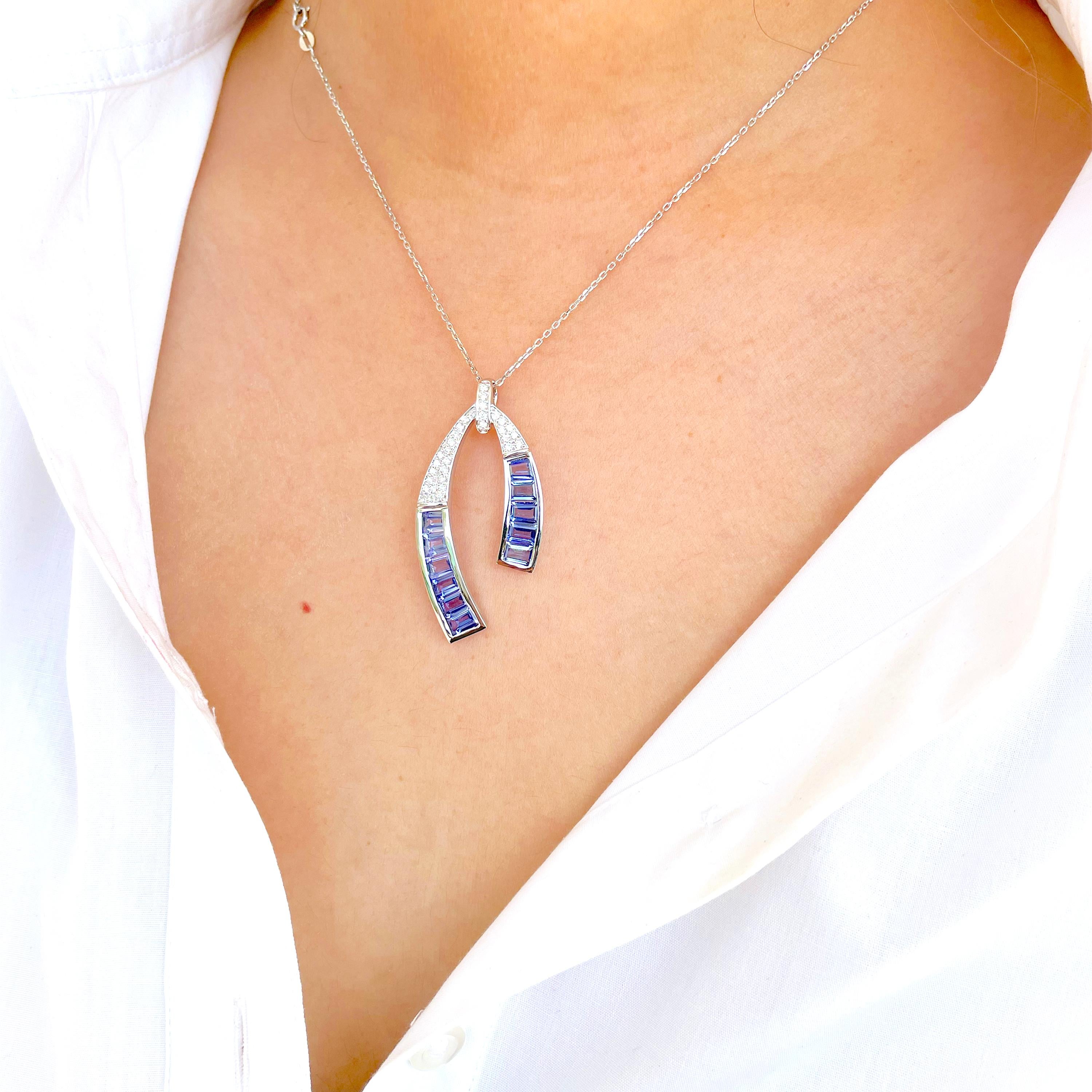 18 karat white gold tanzanite baguette diamond horseshoe pendant necklace

Inspired by the horse-shoe design, this pendant made in 18k white gold gives it a contemporary make-over. Line art clubbed with pave studded diamonds and vibrant custom-cut
