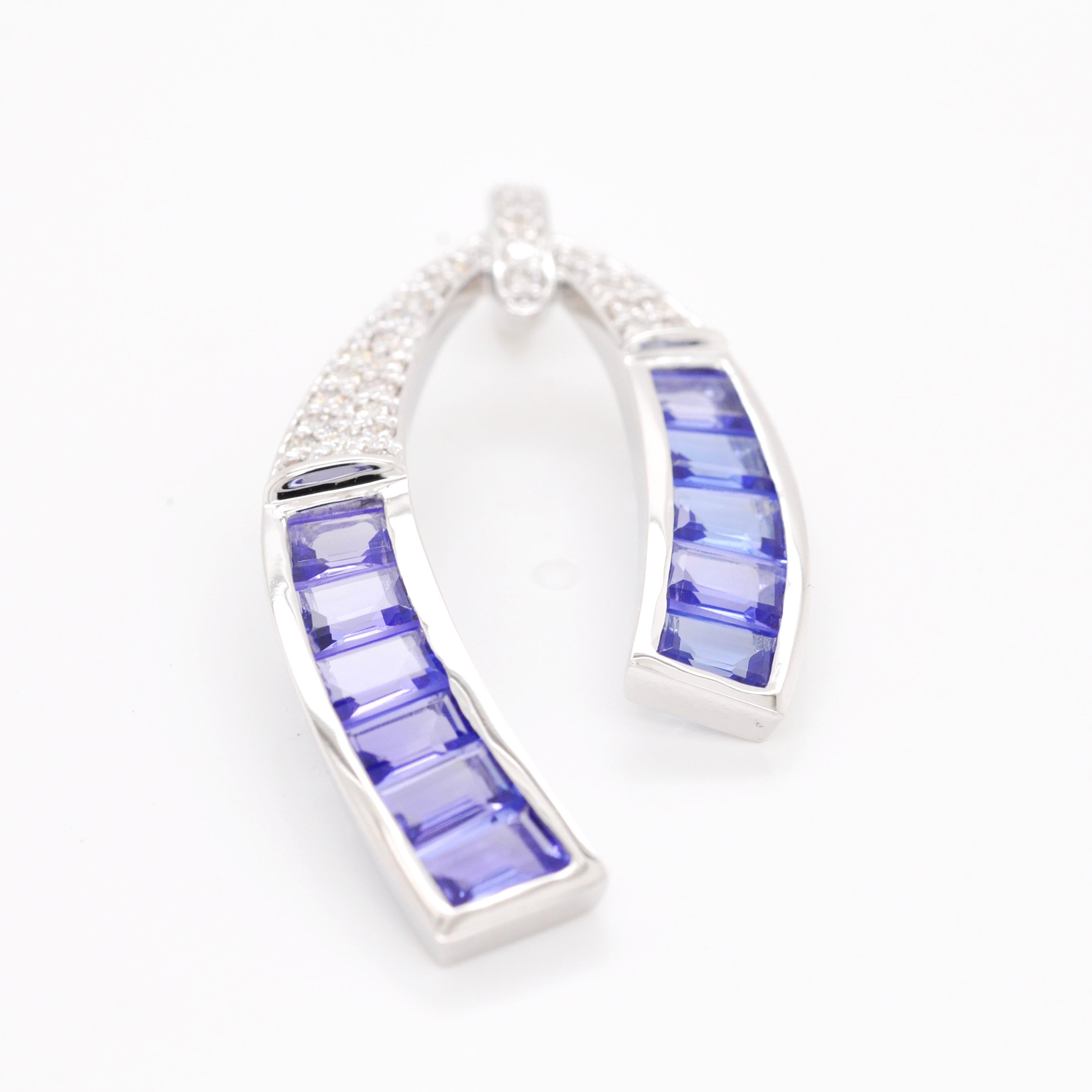 18 Karat White Gold Tanzanite Baguette Diamond Horseshoe Pendant Necklace In New Condition For Sale In Jaipur, Rajasthan