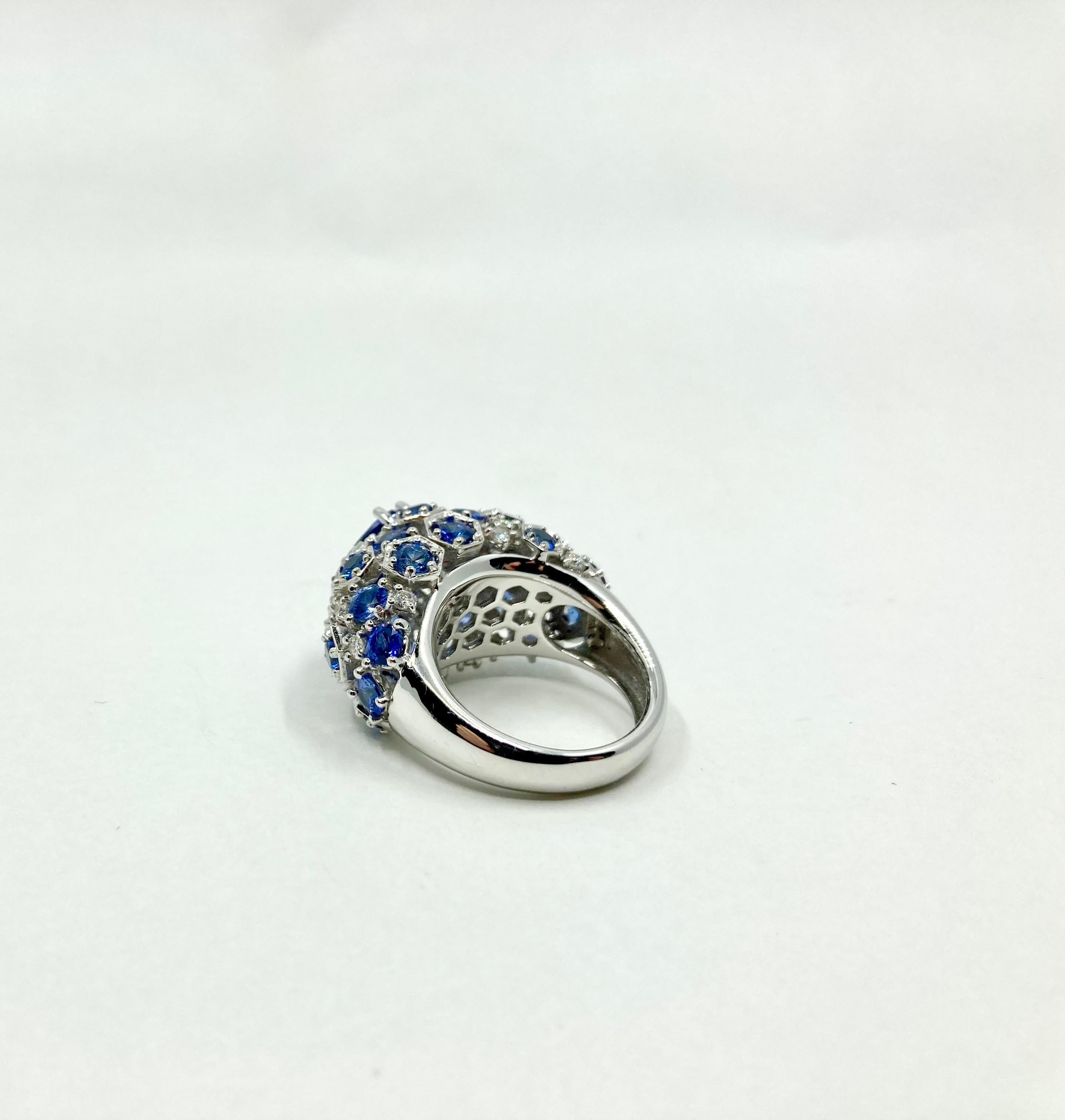 18 Karat White Gold Tanzanite, Sapphires and Diamonds Italian Ring In New Condition For Sale In Valenza, IT