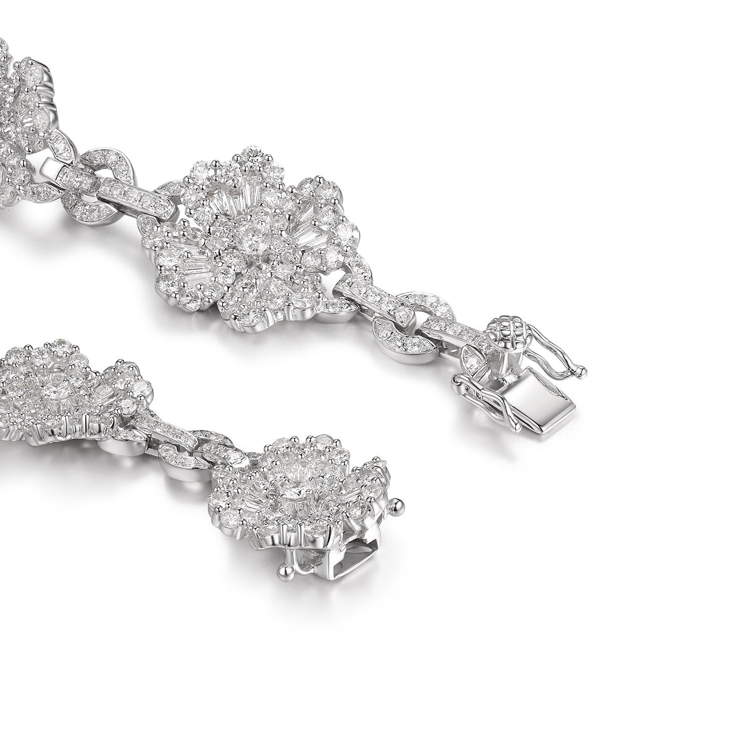  Taper Diamond flower bracelet feature 1.54 carat taper diamonds and 6.45 carat of white round diamonds.

Length 17cm Width : 14mm
Complimentary length adjustment 
Taper Diamond 1.54 carat
Round White Diamond 6.45 carat
