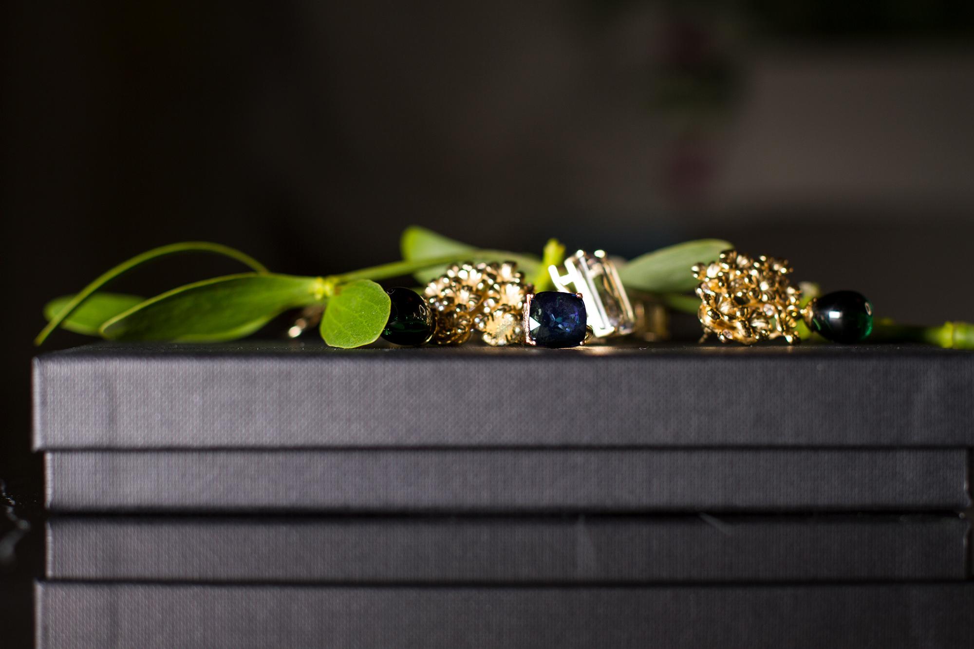 White Gold Tea Contemporary Pendant Necklace with Dark Blue Sapphire In New Condition For Sale In Berlin, DE