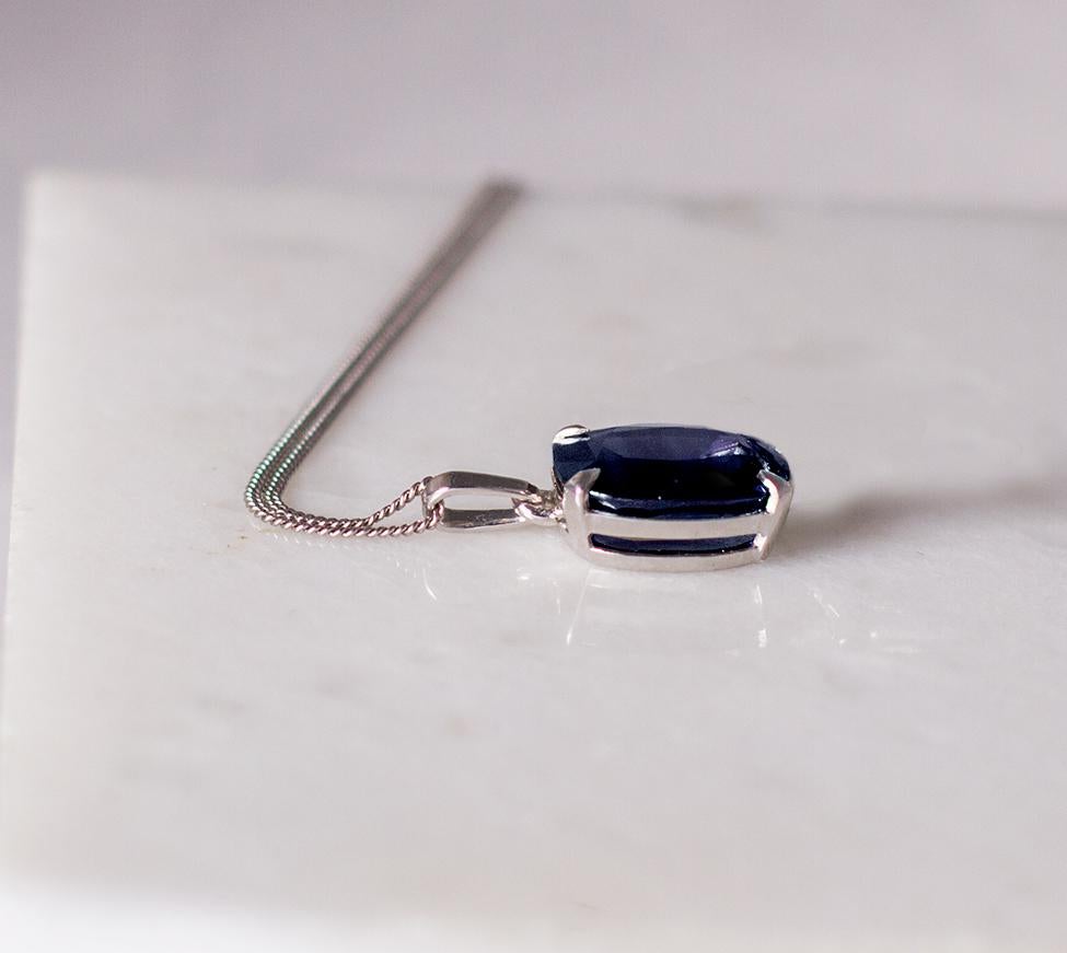White Gold Tea Contemporary Pendant Necklace with Dark Blue Sapphire For Sale 3