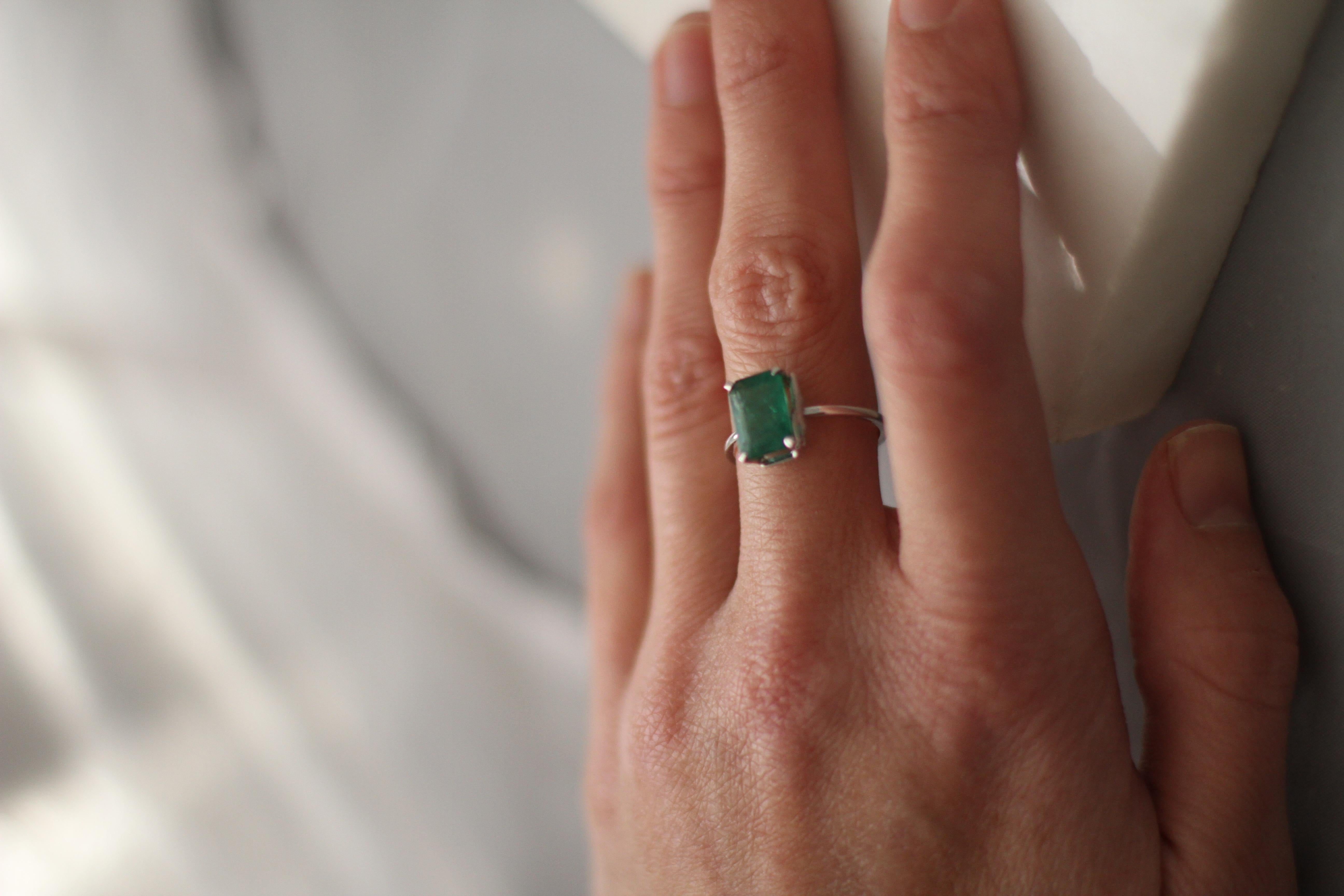 Eighteen Karat White Gold Ring with Natural Green Four Carats Octagon Emerald For Sale 4