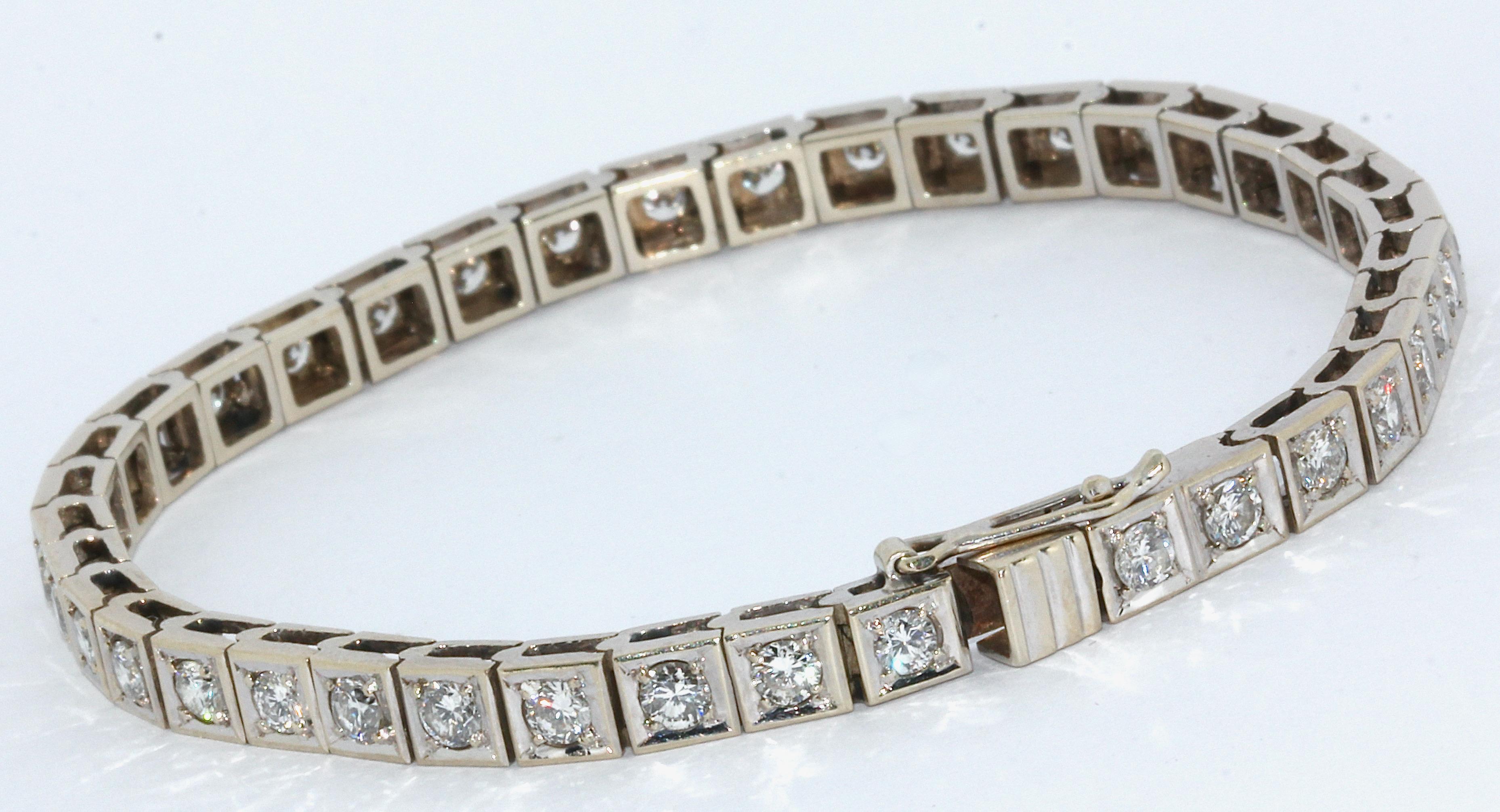 18 Karat White Gold Tennis Bracelet - set with 38 Diamonds. Total weight 3.5 to 4 Carat.

Color: Top Wesselton
Clarity: VVS - VS

Including certificate of authenticity.