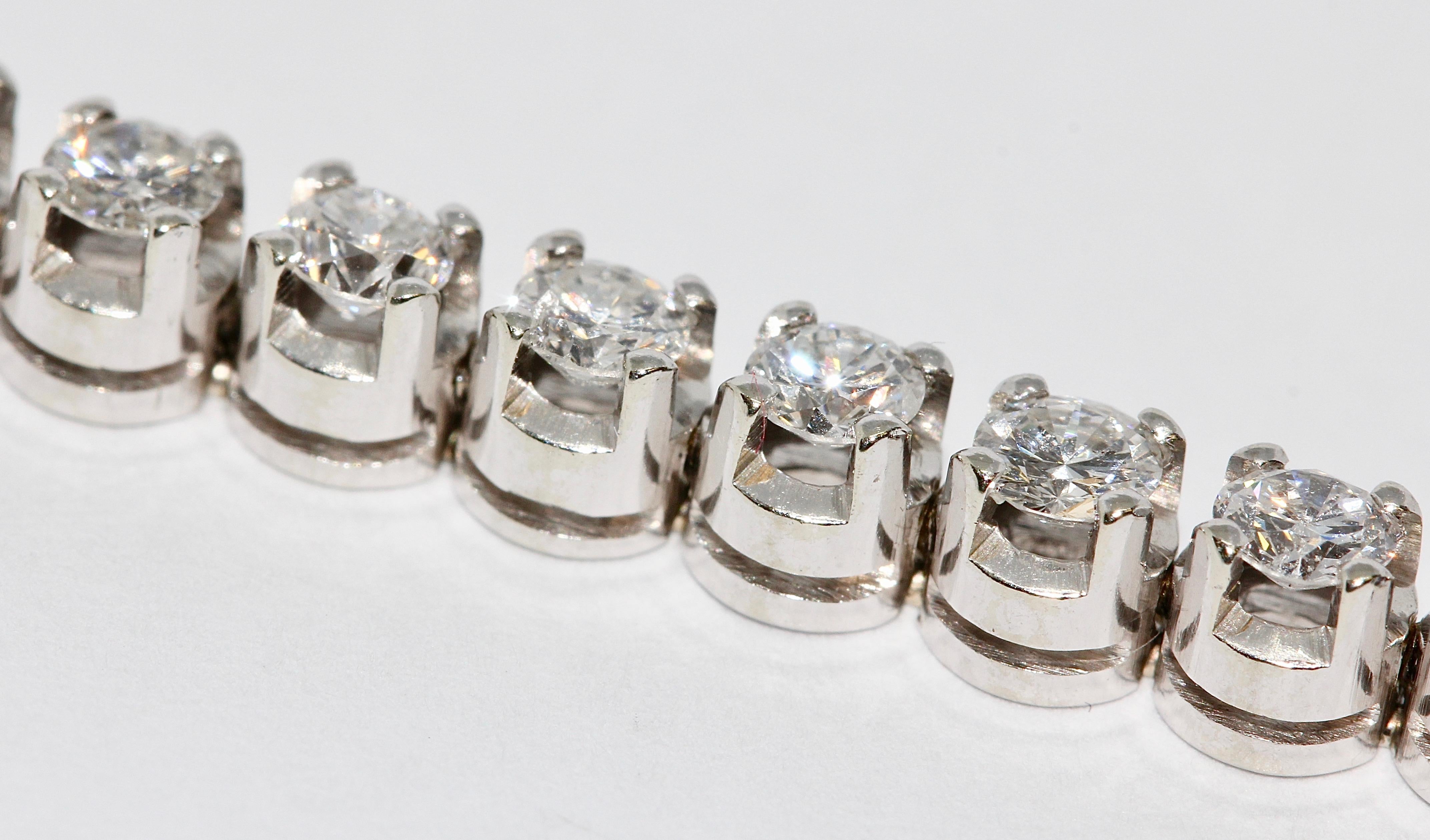18 Karat Weißgold-Tennisarmband, besetzt mit 41 runden Diamanten, insgesamt 4 Karat (Rundschliff) im Angebot