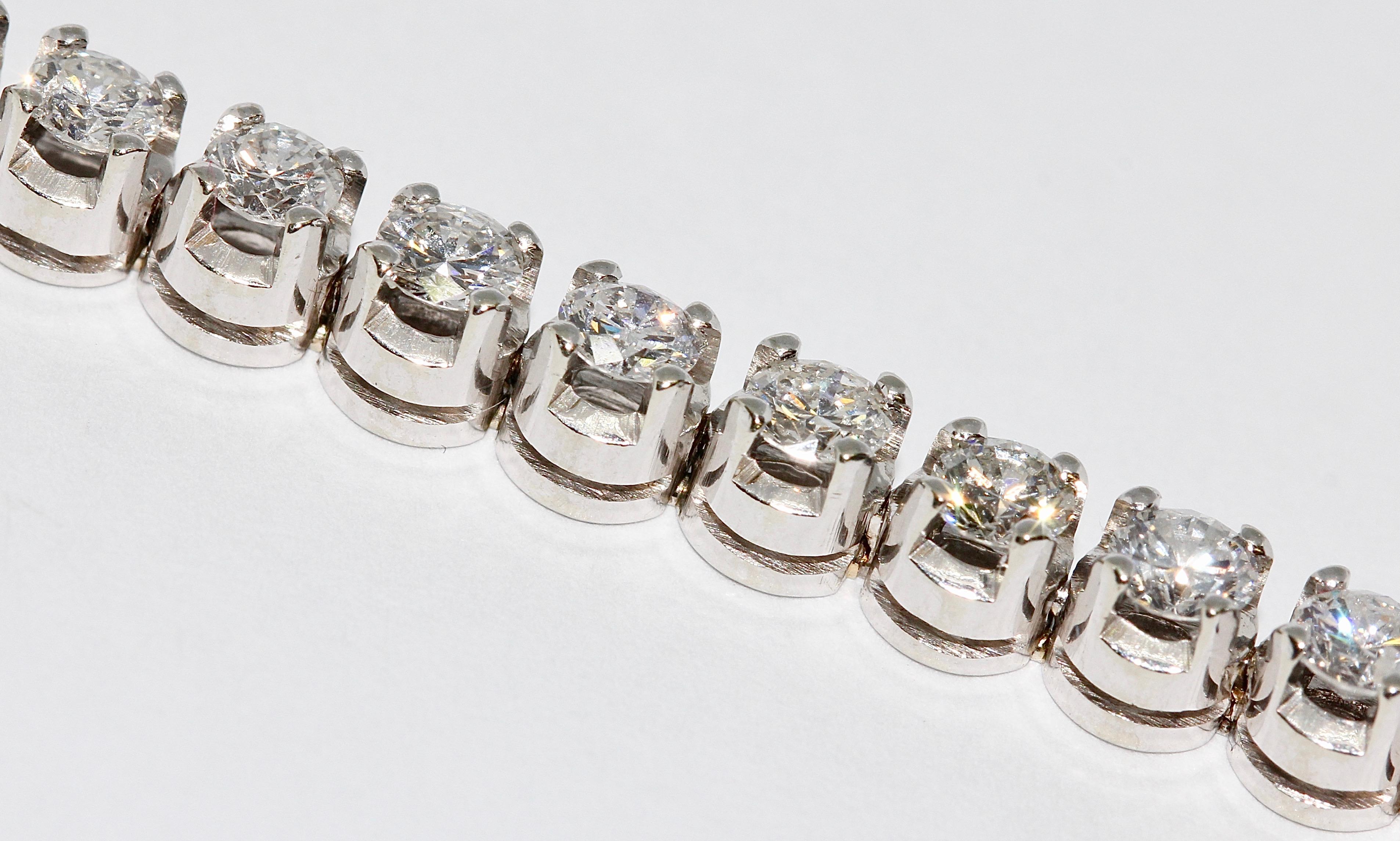 18 Karat Weißgold-Tennisarmband, besetzt mit 41 runden Diamanten, insgesamt 4 Karat im Zustand „Gut“ im Angebot in Berlin, DE