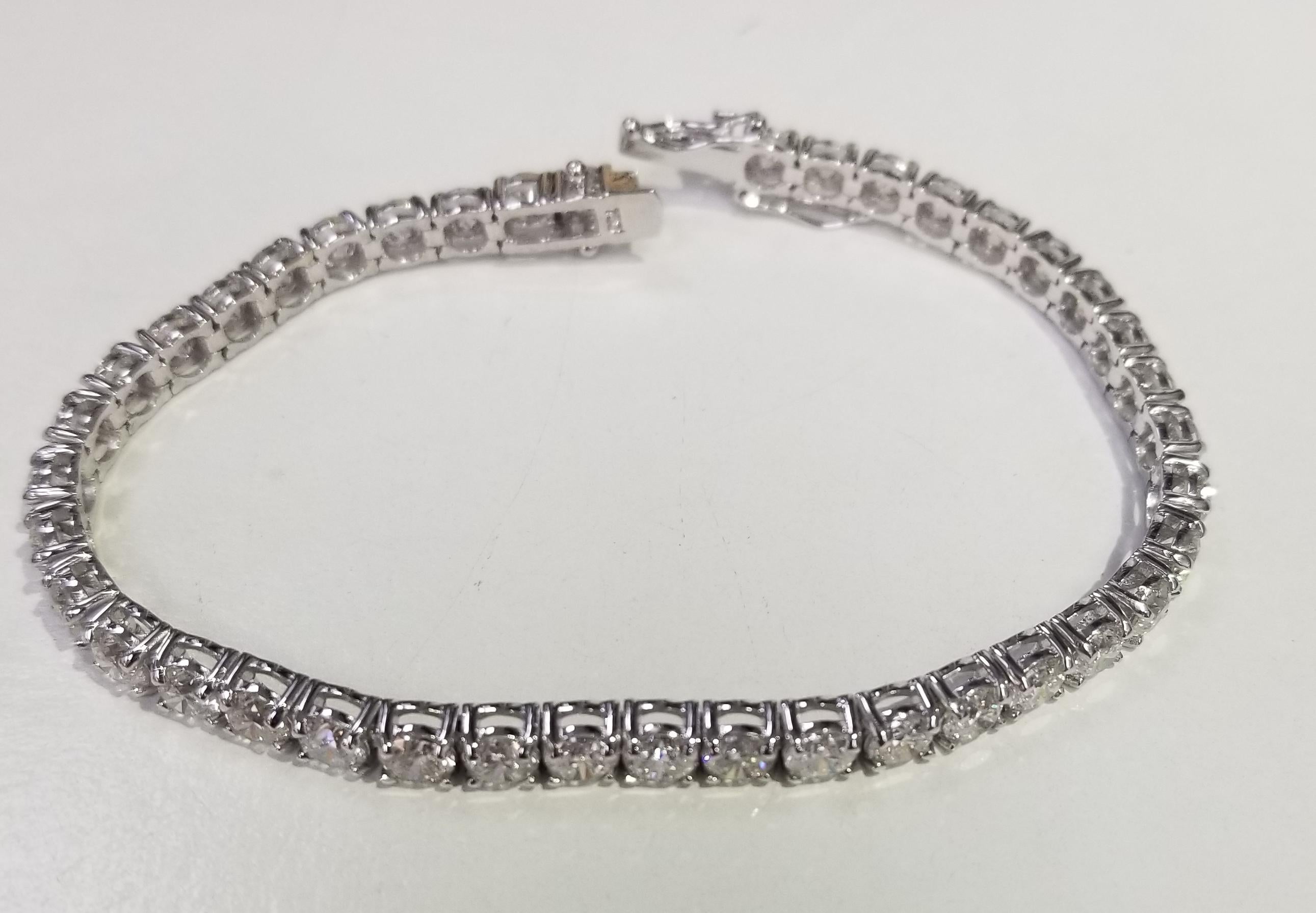 Contemporain Bracelet tennis en or blanc 18 carats avec 40 diamants ronds de 12,30 carats en vente