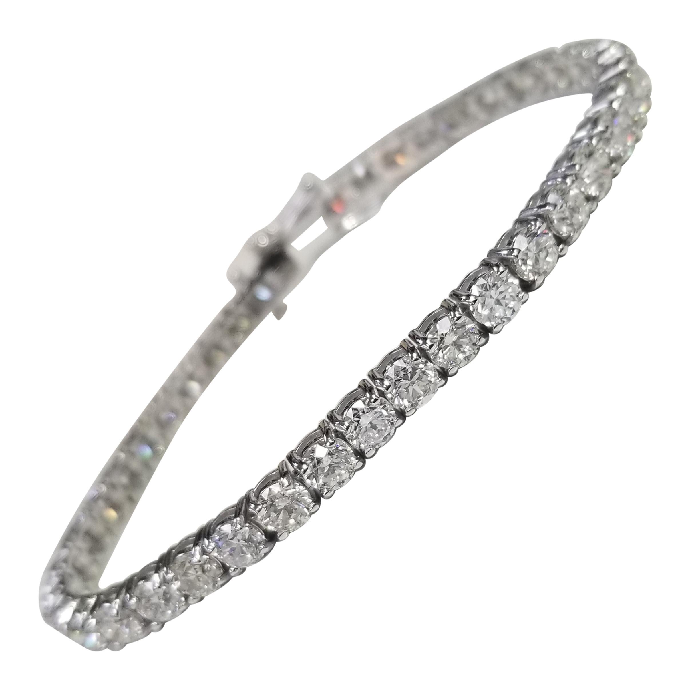 18 Karat White Gold Tennis Bracelet with 40 Round Diamonds 12.30 Carat For Sale