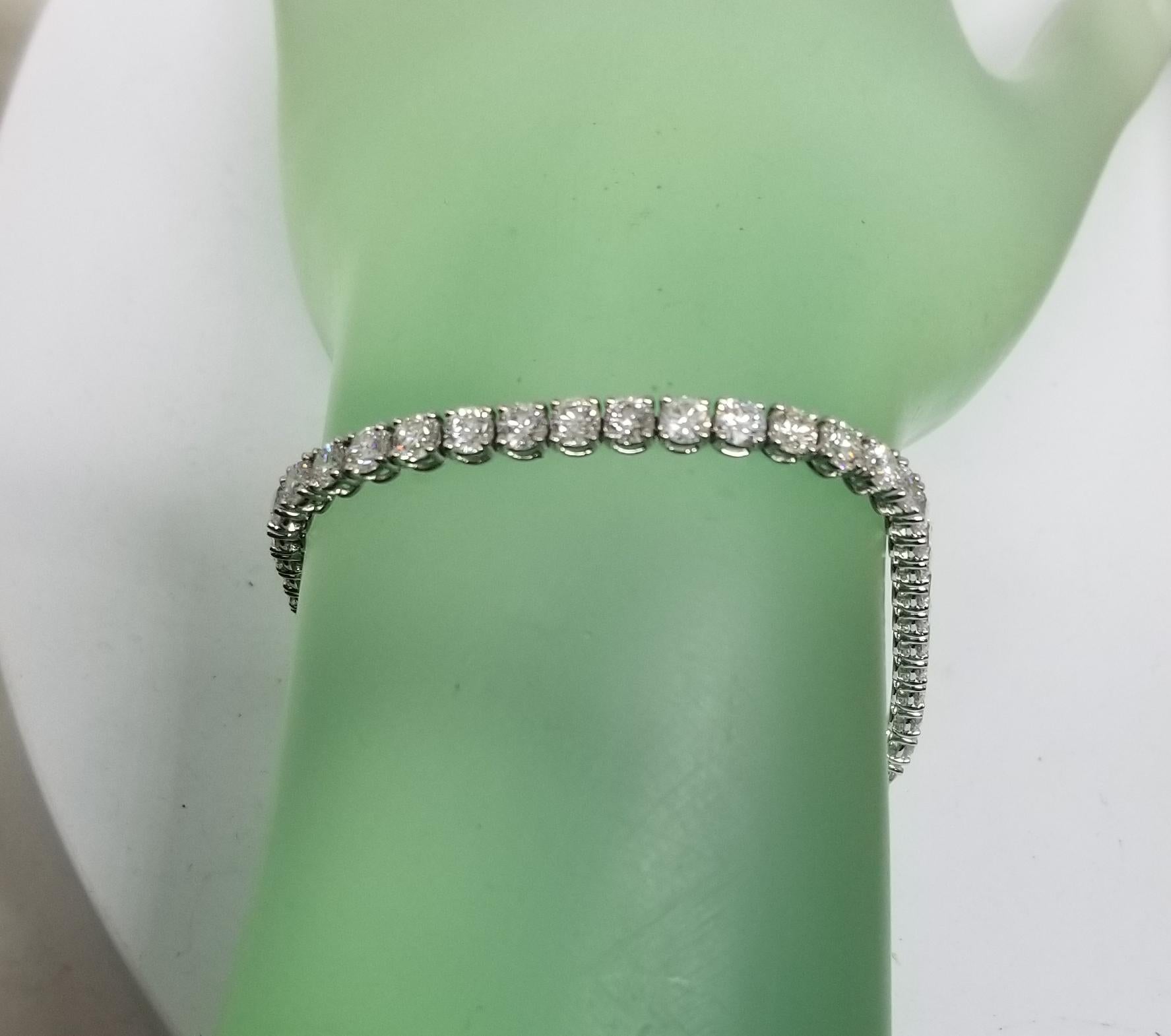 Round Cut 18 Karat White Gold Tennis Bracelet with 44 Round Diamonds 8.45 Carat For Sale