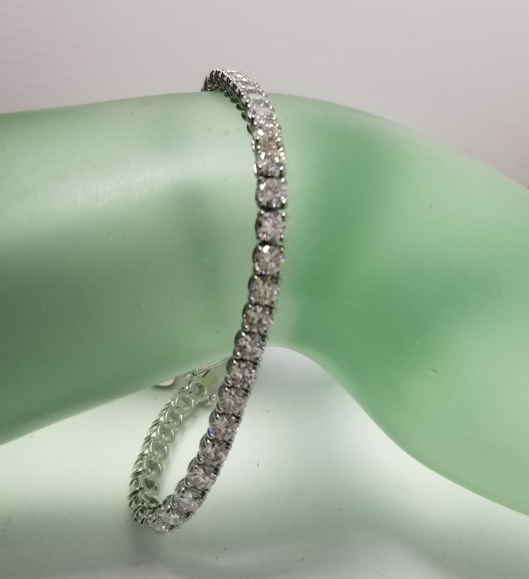 18 Karat White Gold Tennis Bracelet with 44 Round Diamonds 8.45 Carat In New Condition For Sale In Los Angeles, CA