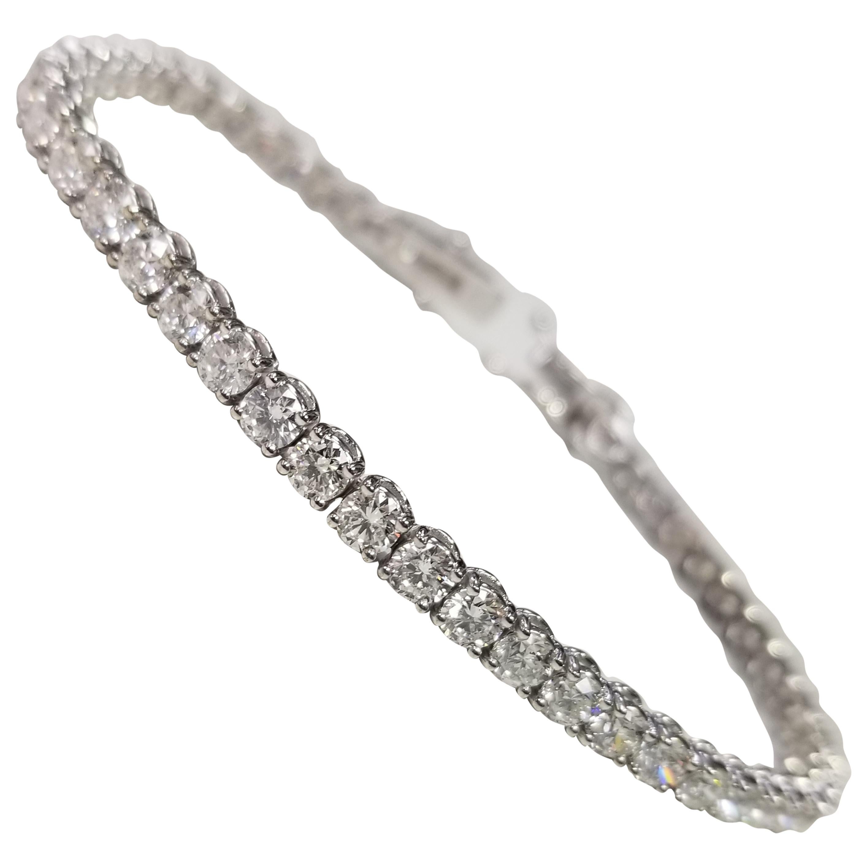 18 Karat White Gold Tennis Bracelet with 44 Round Diamonds 8.45 Carat For Sale